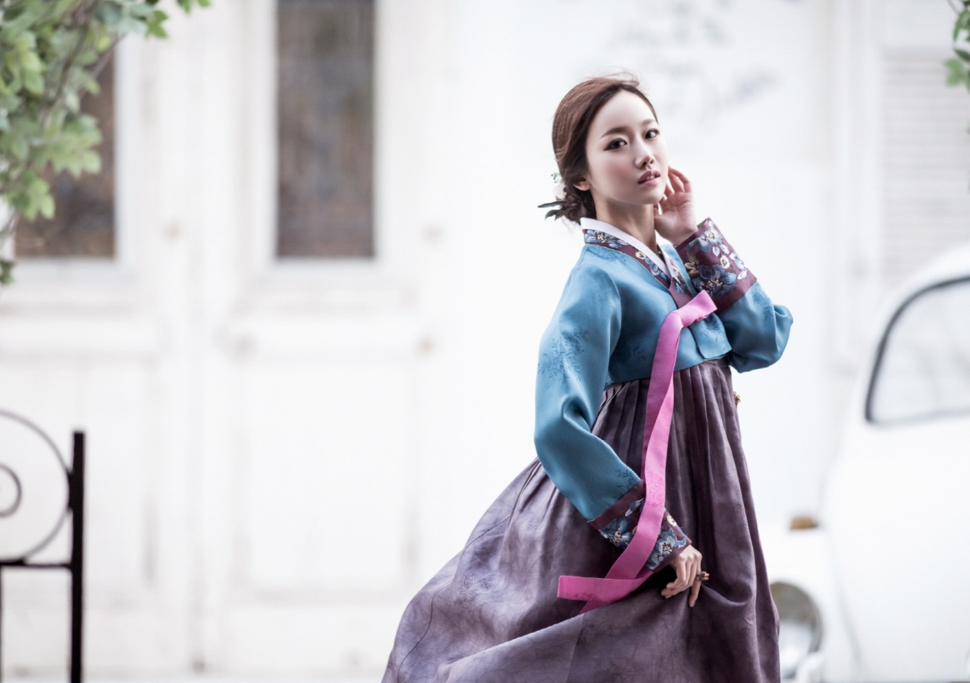 Woman in traditional Korean Hanbok dress HD Wallpaper