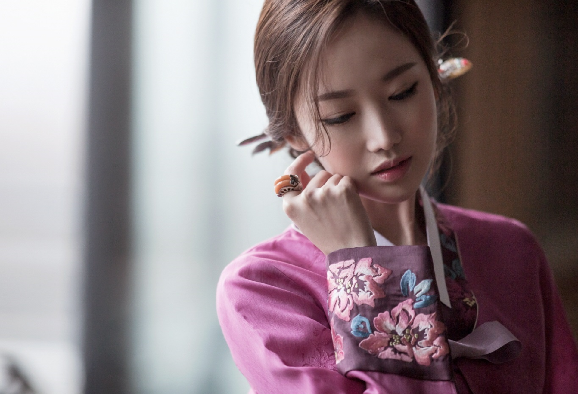 Woman in pink Hanbok with floral embroidery HD Wallpaper