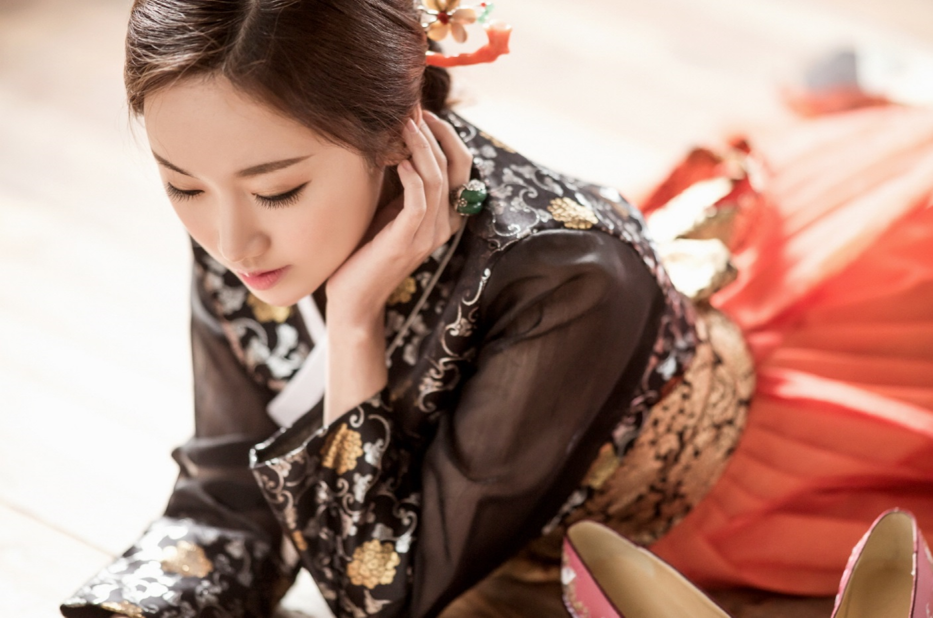 Woman in Hanbok with Floral Hairpiece and Ring HD Wallpaper