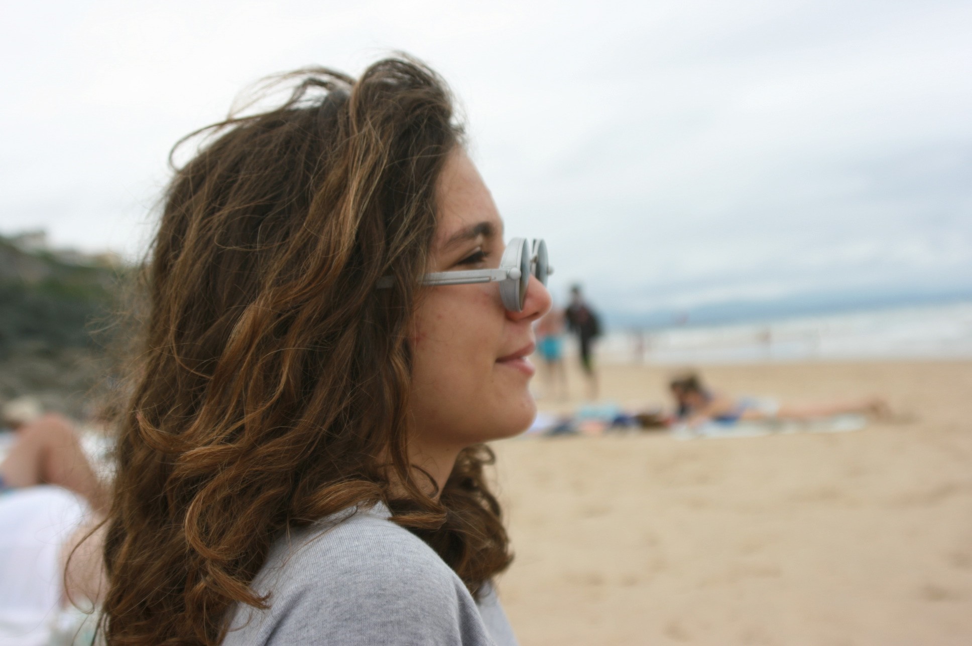 Woman with sunglasses on a beach HD Wallpaper
