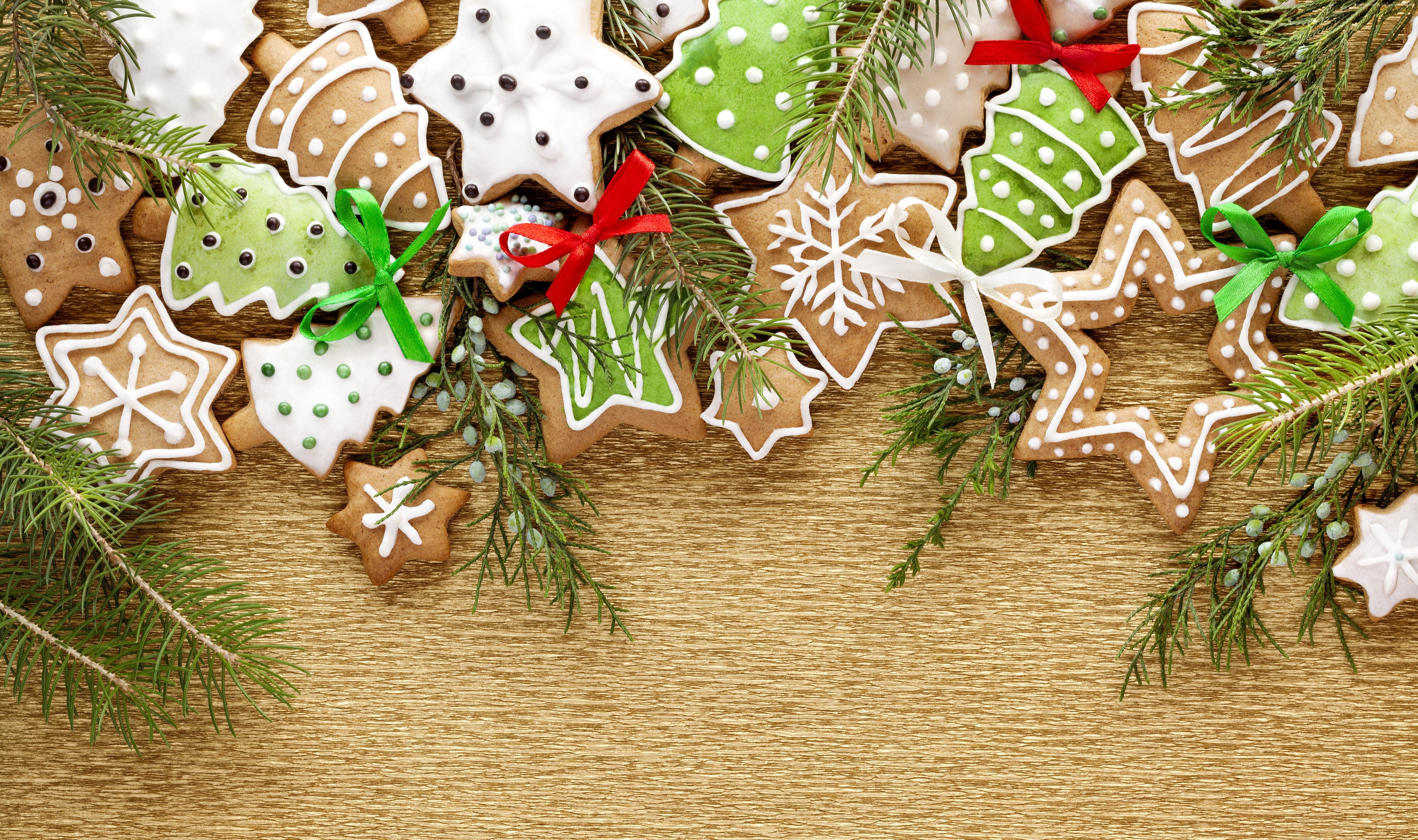 Christmas gingerbread cookies with pine branches HD Wallpaper