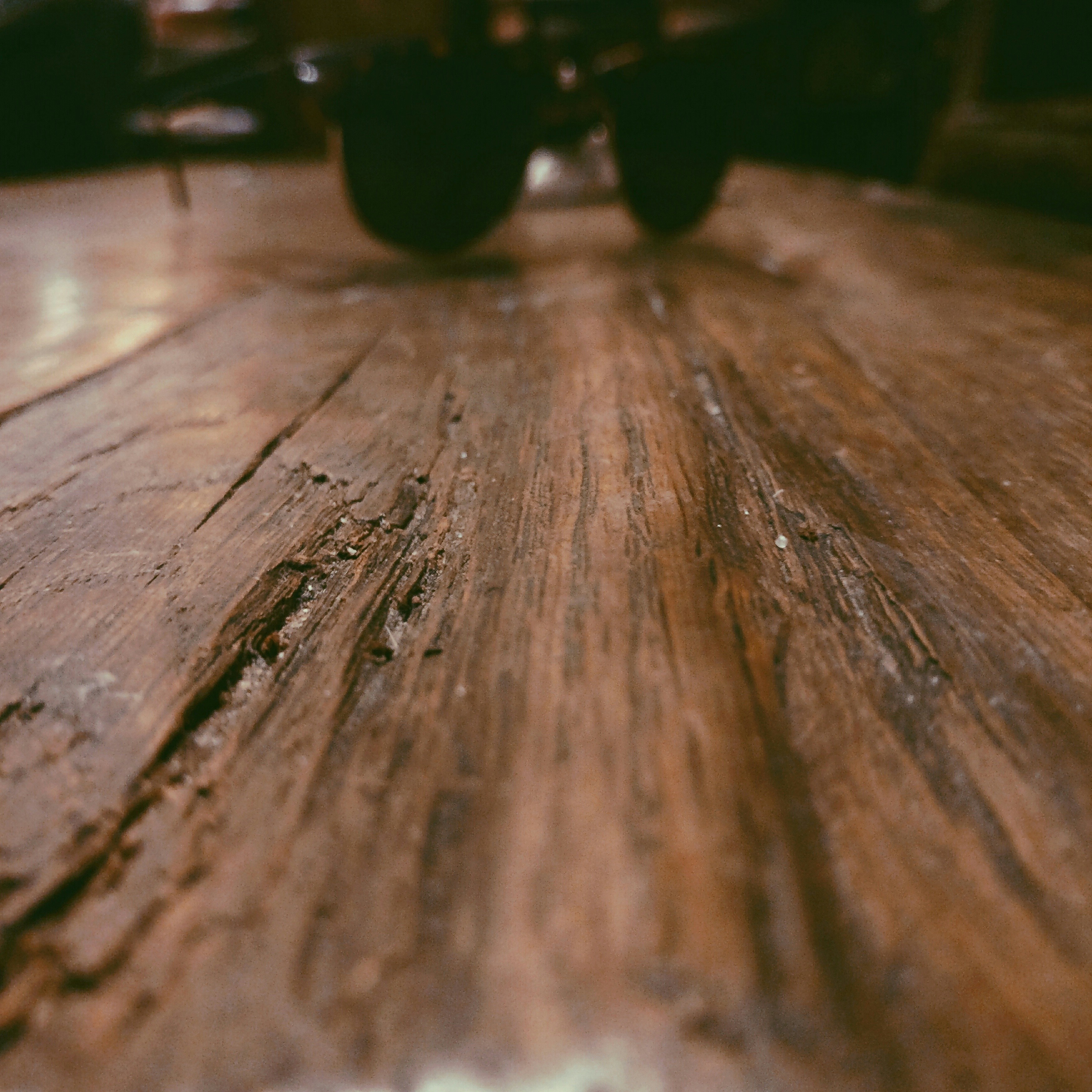 Close up of a wooden floor with sunglasses HD Wallpaper