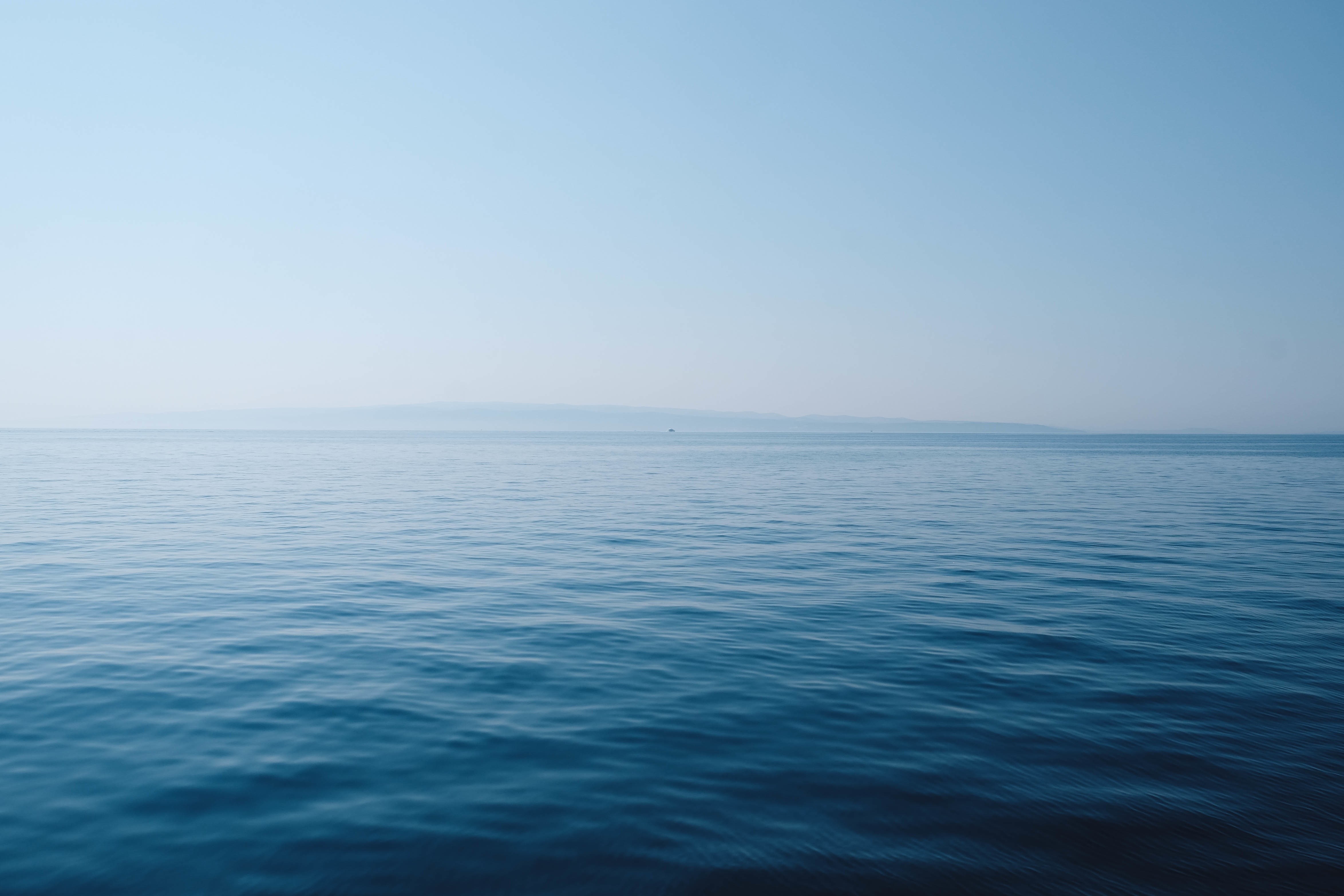 Calm sea under a clear sky HD Wallpaper