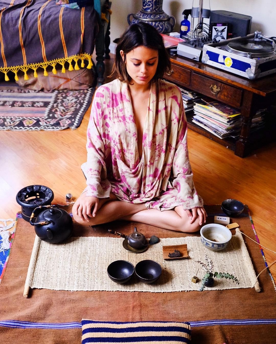 Nathalie Kelley performing a tea ceremony HD Wallpaper