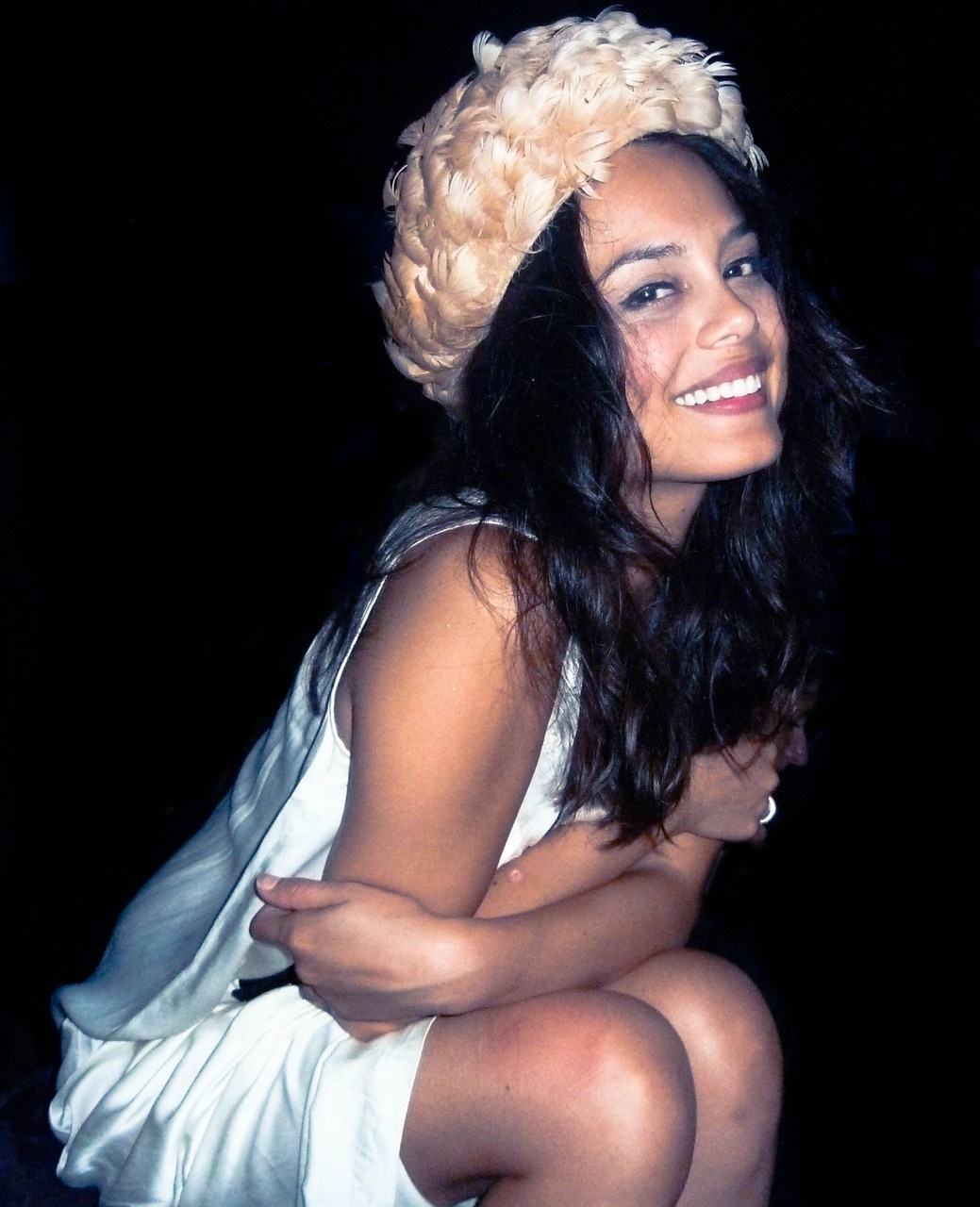 Nathalie Kelley wearing a feather hat HD Wallpaper