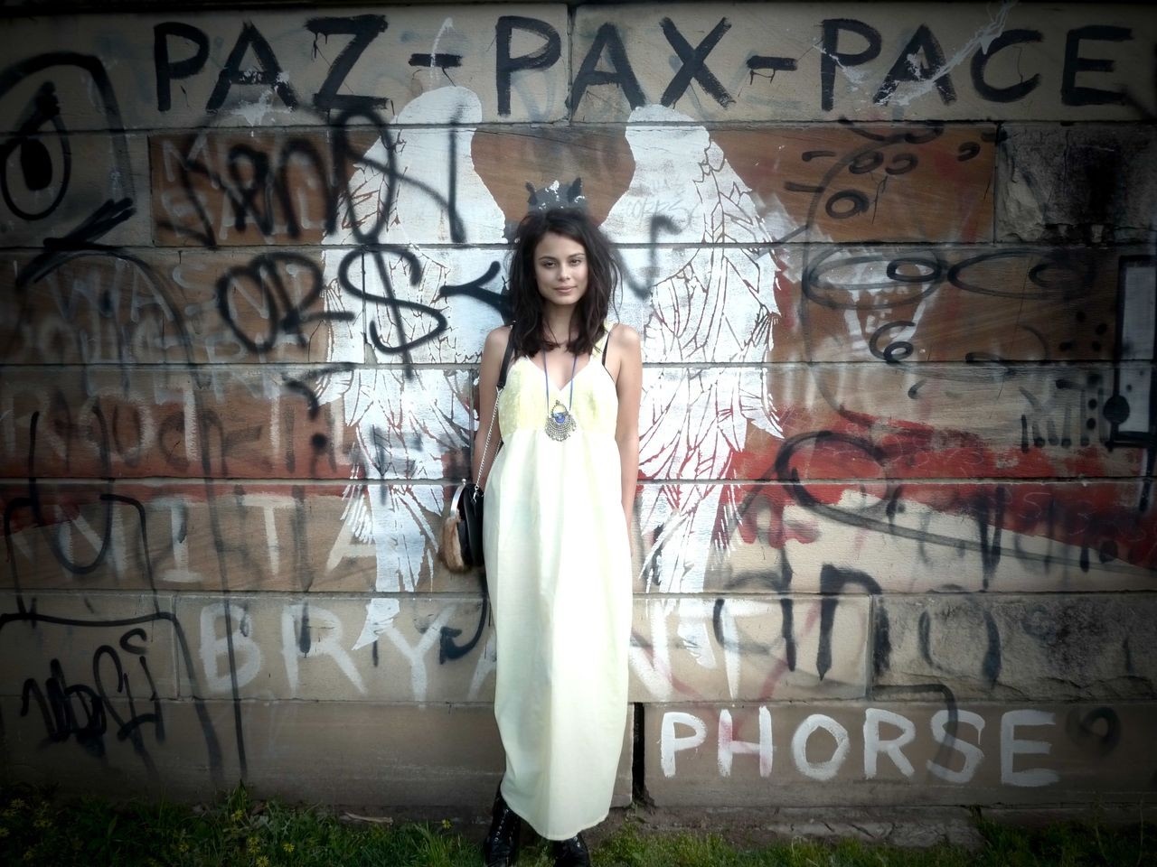 Nathalie Kelley in a yellow dress in front of graffiti art HD Wallpaper
