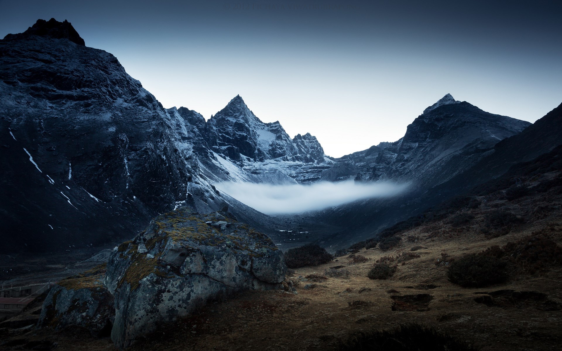 Misty Mountain Valley at Dawn HD Wallpaper
