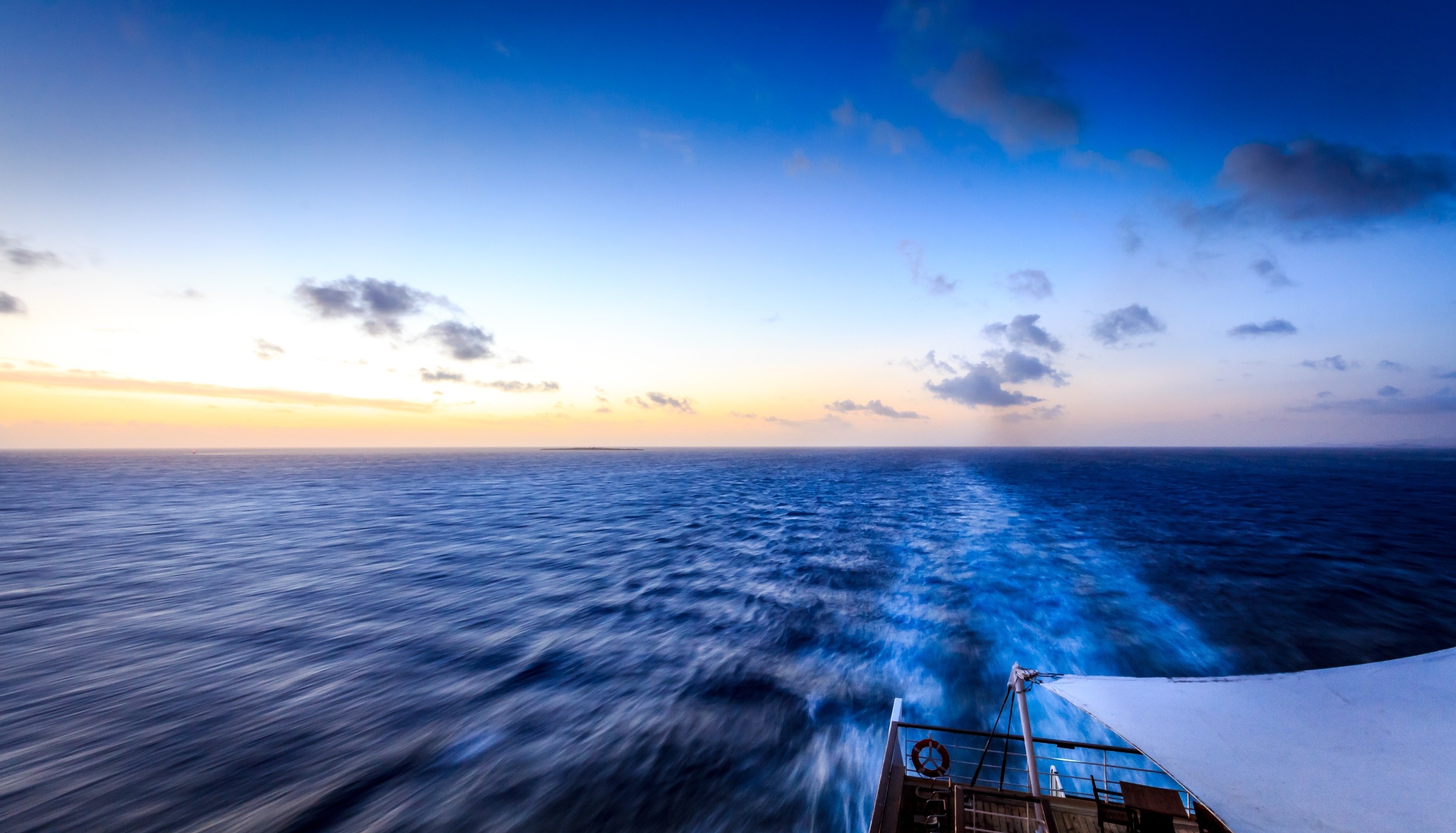 Boat wake on the ocean at sunset HD Wallpaper
