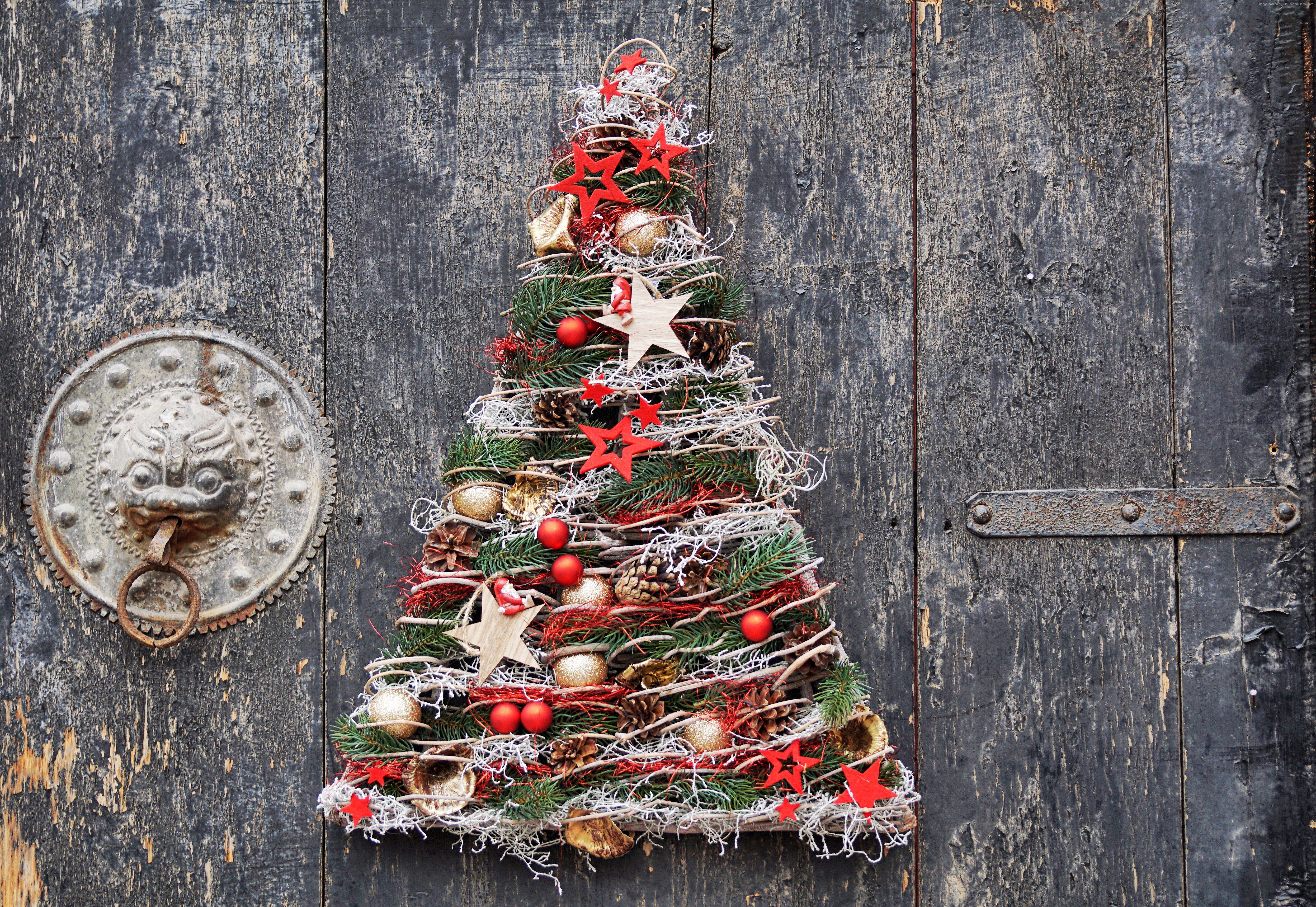 Christmas tree decoration with ornaments on a wooden door HD Wallpaper