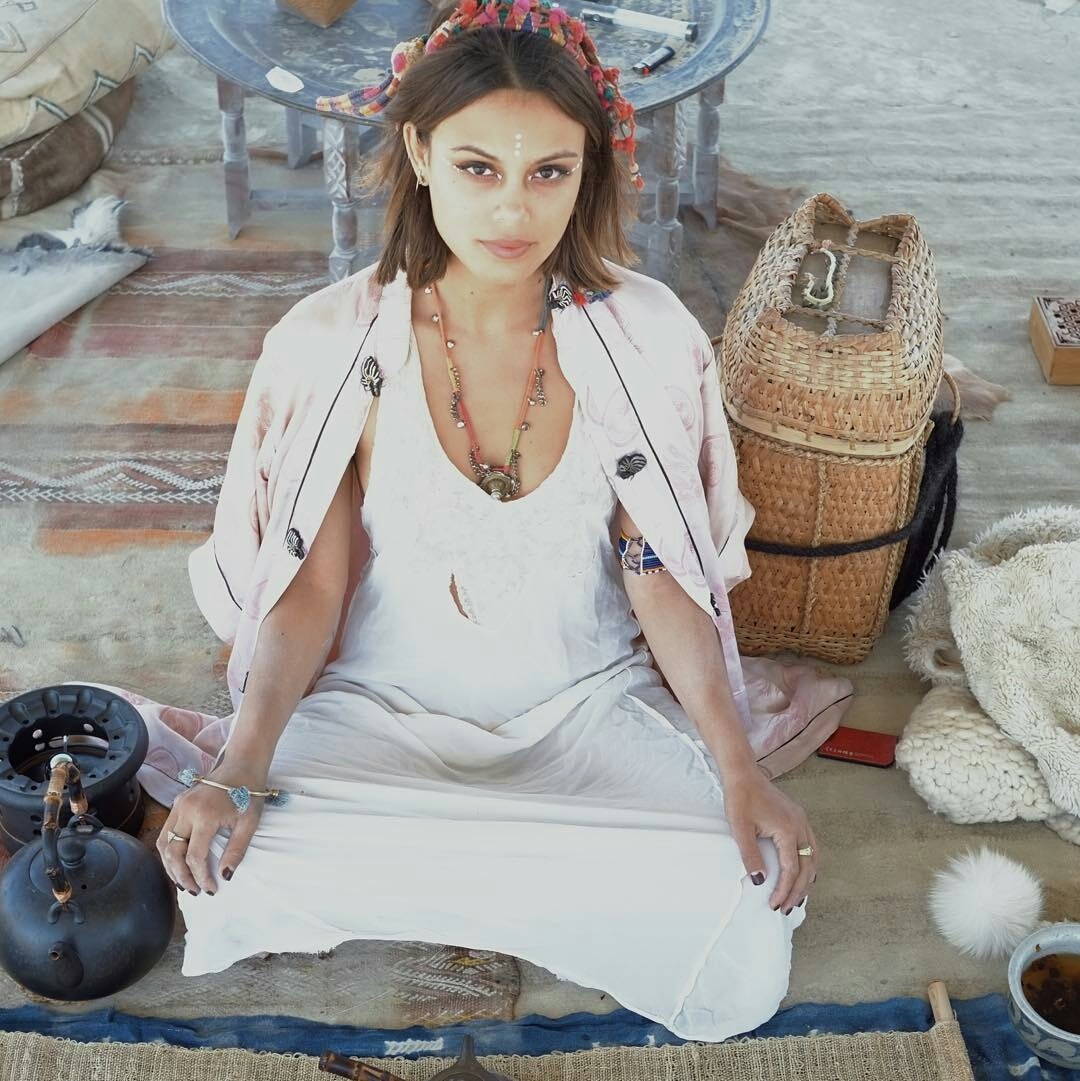 Nathalie Kelley sitting on a rug with tea set HD Wallpaper