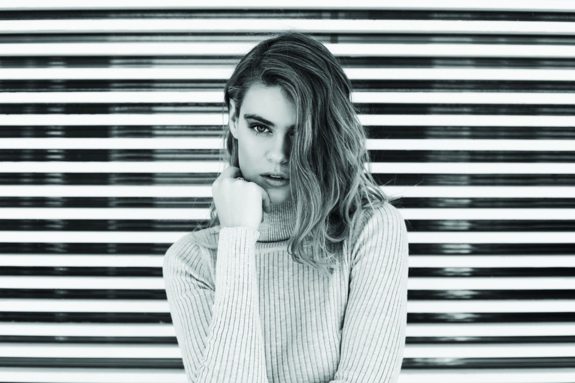 Monochrome portrait of a woman in a turtleneck HD Wallpaper
