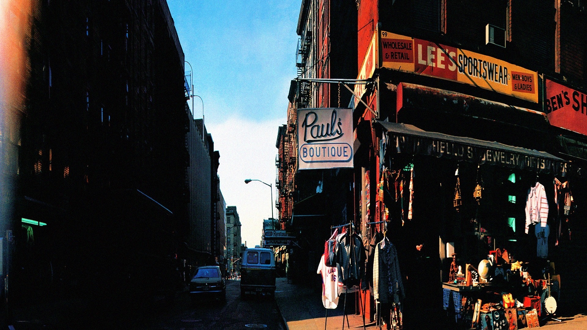 Paul's Boutique and Lee's Sportswear street view HD Wallpaper