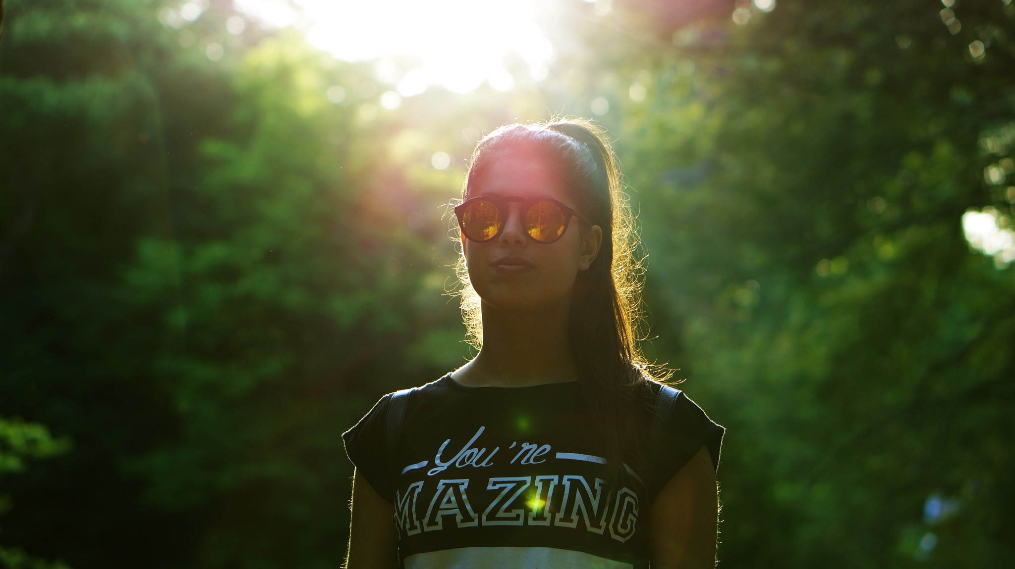 Woman wearing sunglasses and a t-shirt in sunlight HD Wallpaper