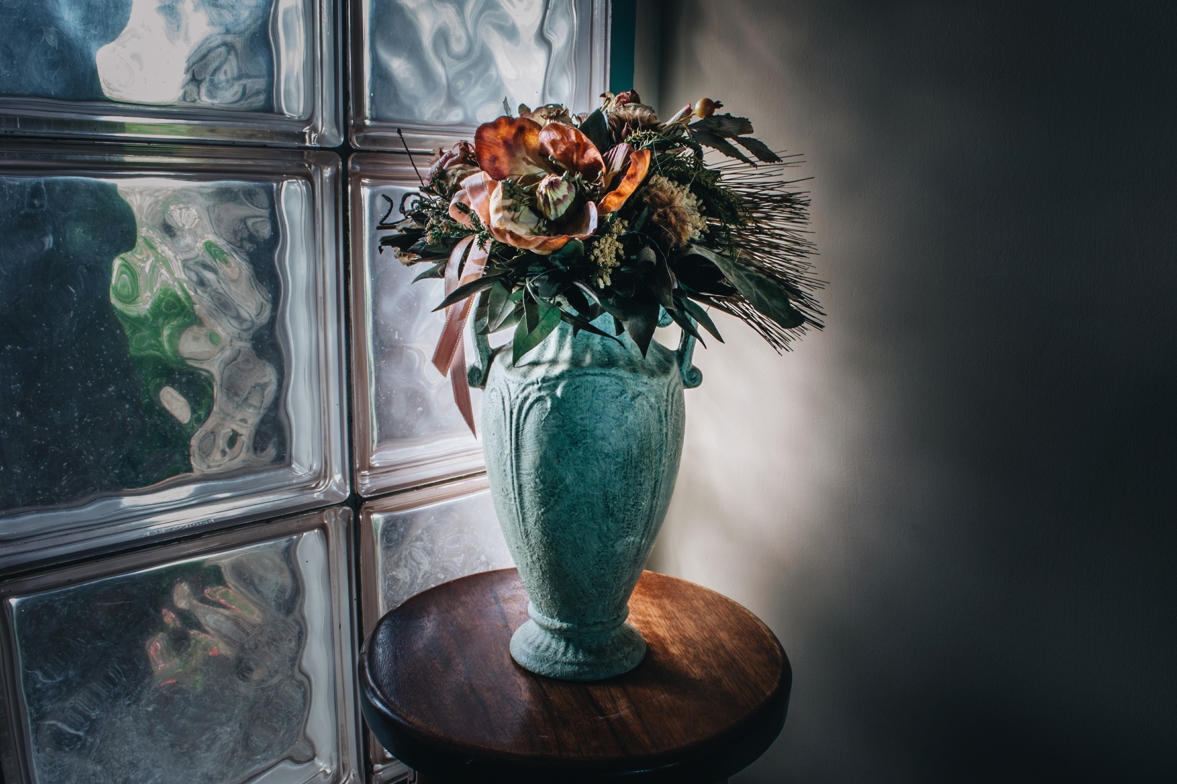 Bouquet in a green vase on a wooden stool HD Wallpaper