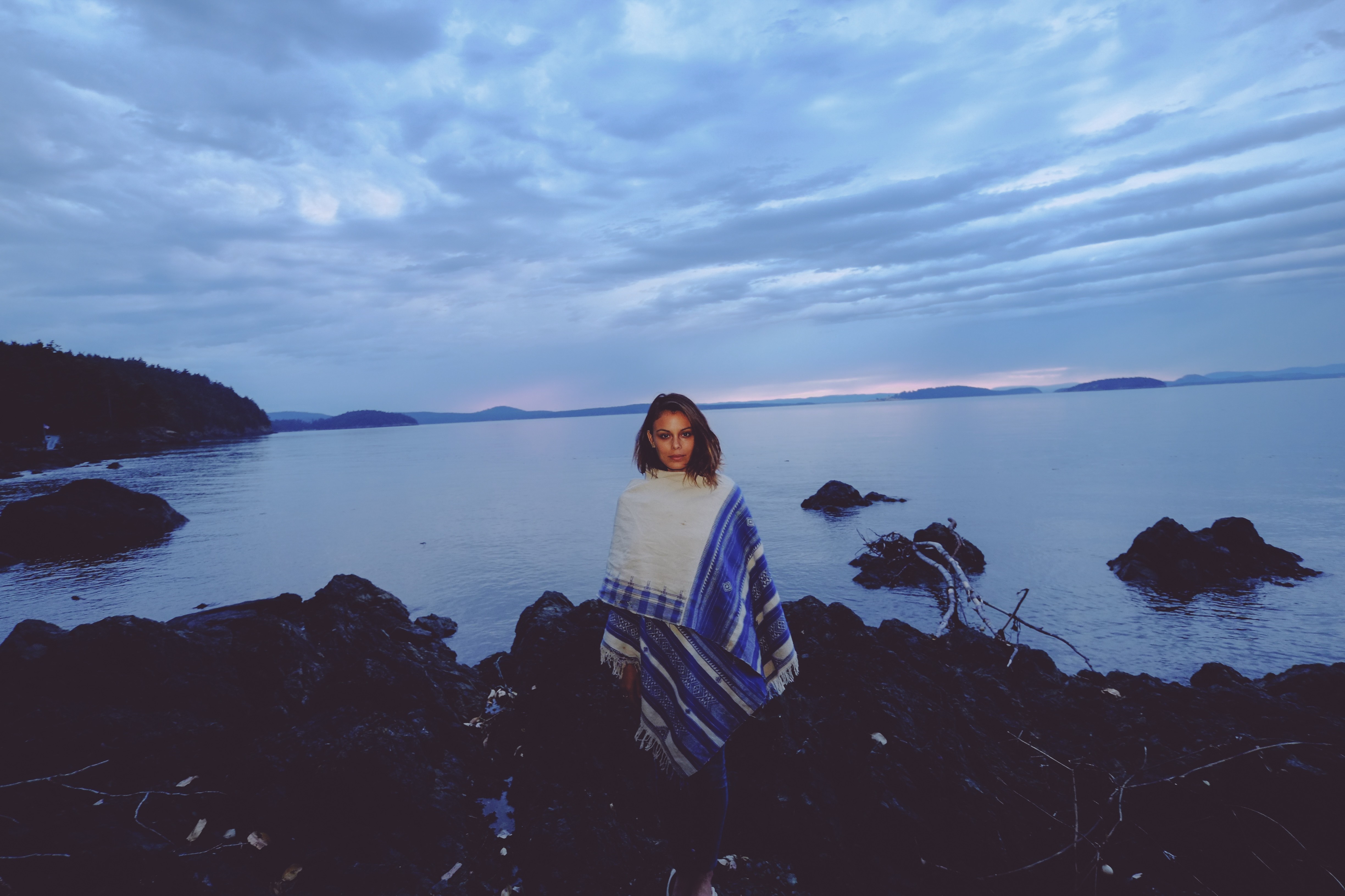 Nathalie Kelley by the sea at dusk HD Wallpaper