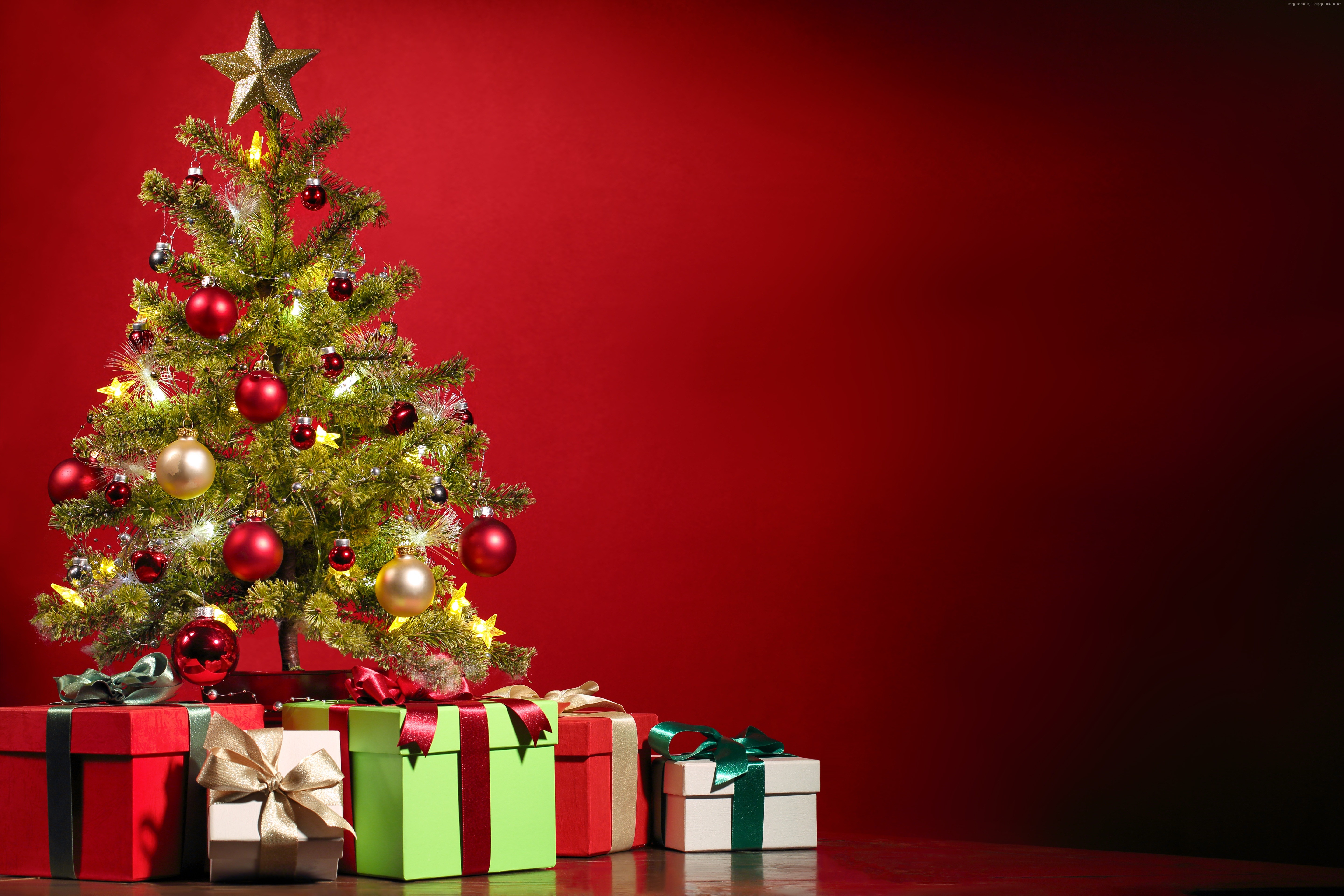 Christmas tree with gifts on red background HD Wallpaper