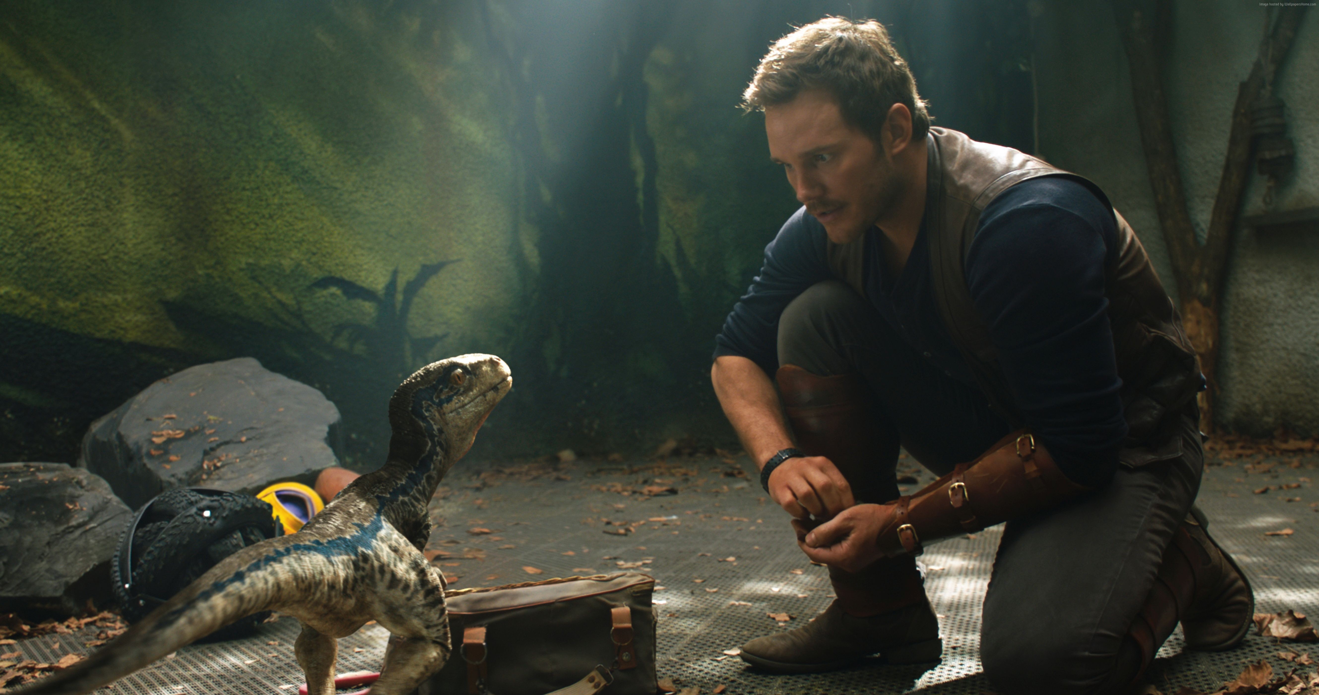 Chris Pratt with a baby dinosaur in Jurassic World: Fallen Kingdom HD Wallpaper