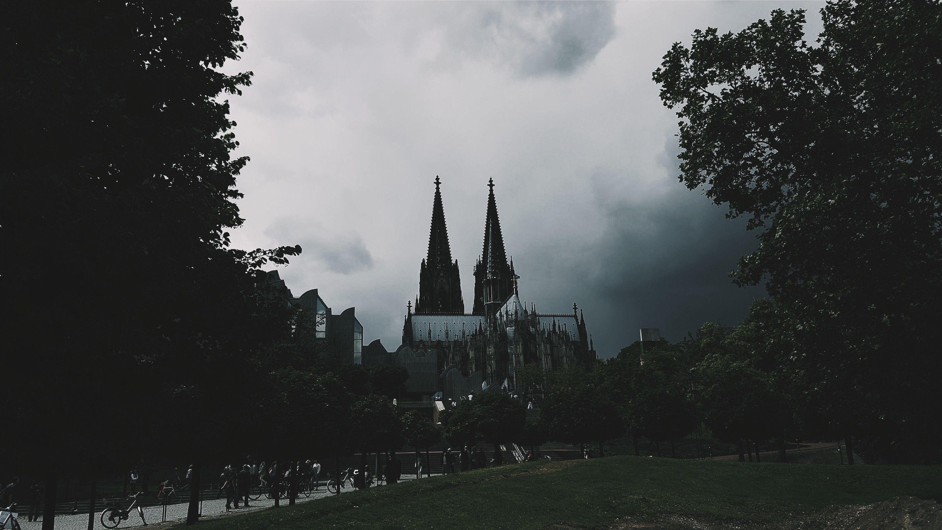Cologne Cathedral under a stormy sky HD Wallpaper