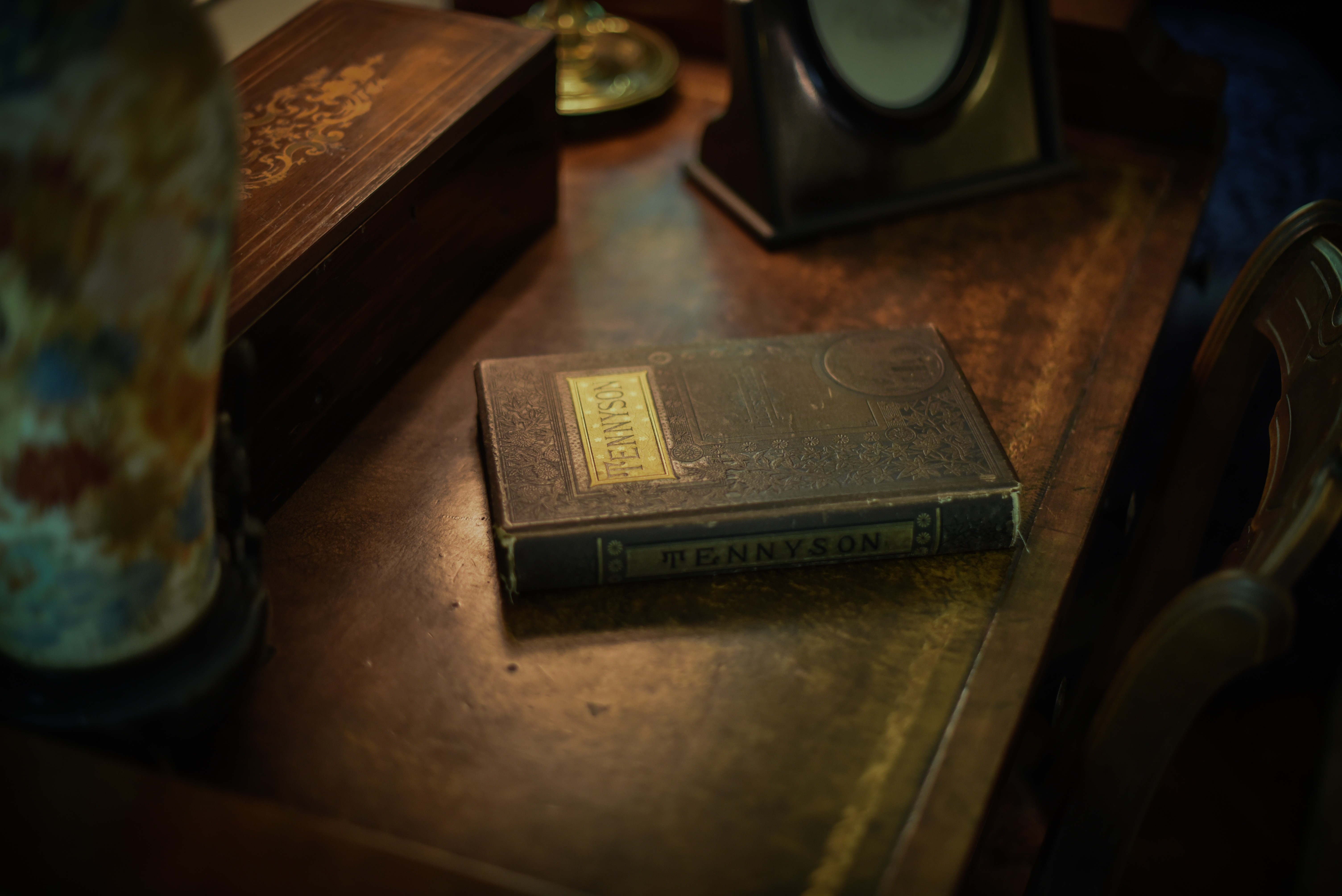 Book titled Tennyson on a wooden desk HD Wallpaper