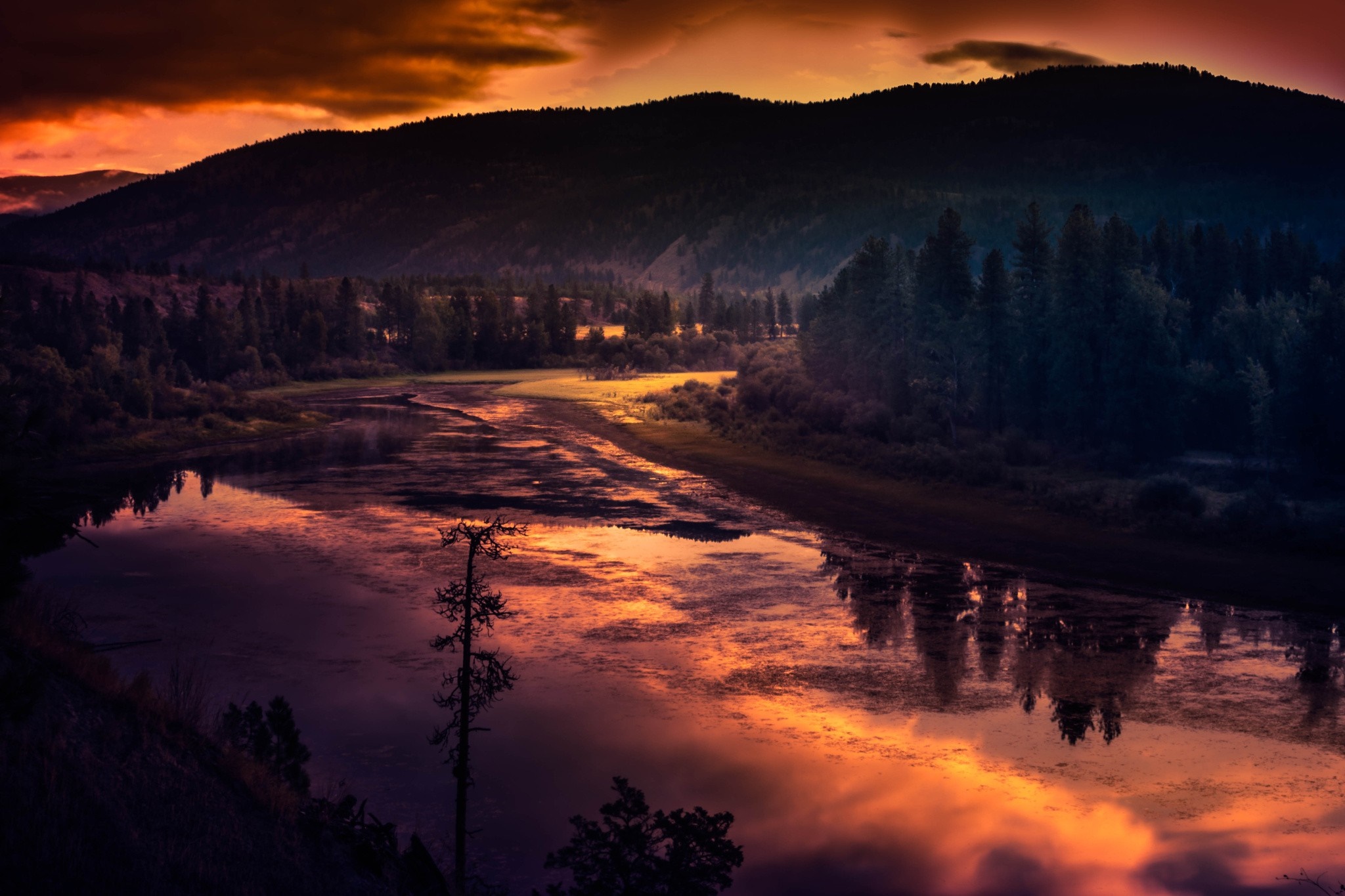 River reflecting sunset over mountains and forest HD Wallpaper