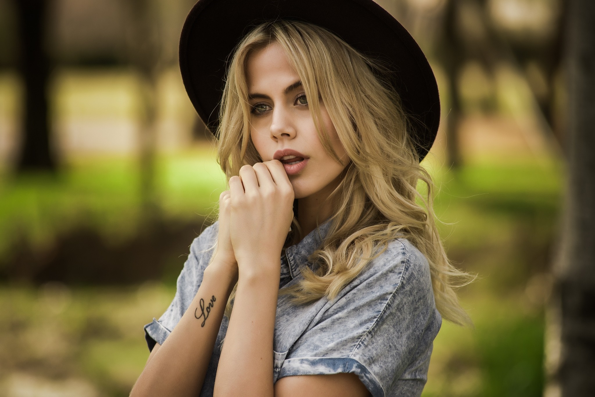 Woman with blonde hair wearing a hat and denim shirt HD Wallpaper