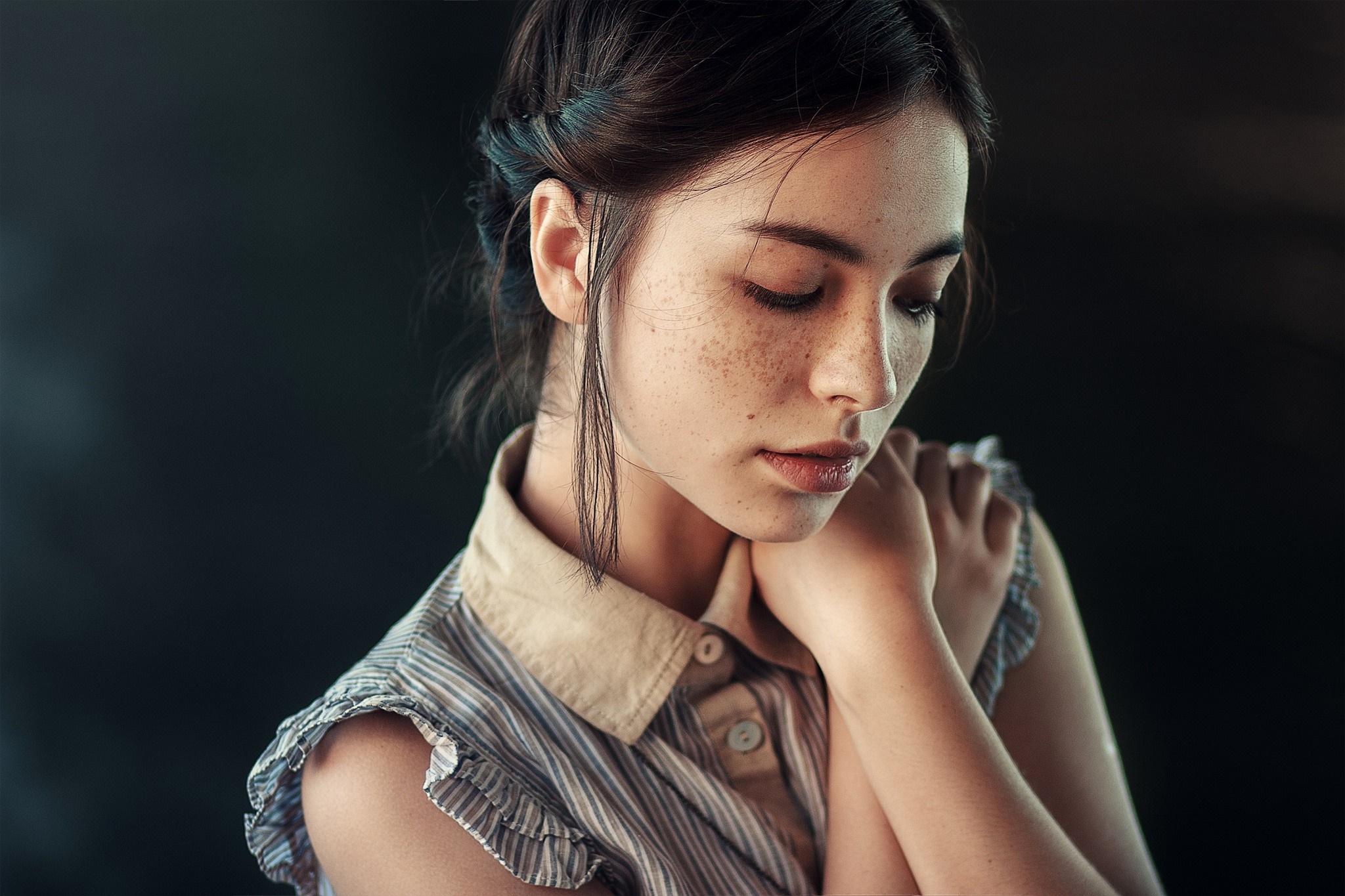 Portrait of a young woman with freckles HD Wallpaper