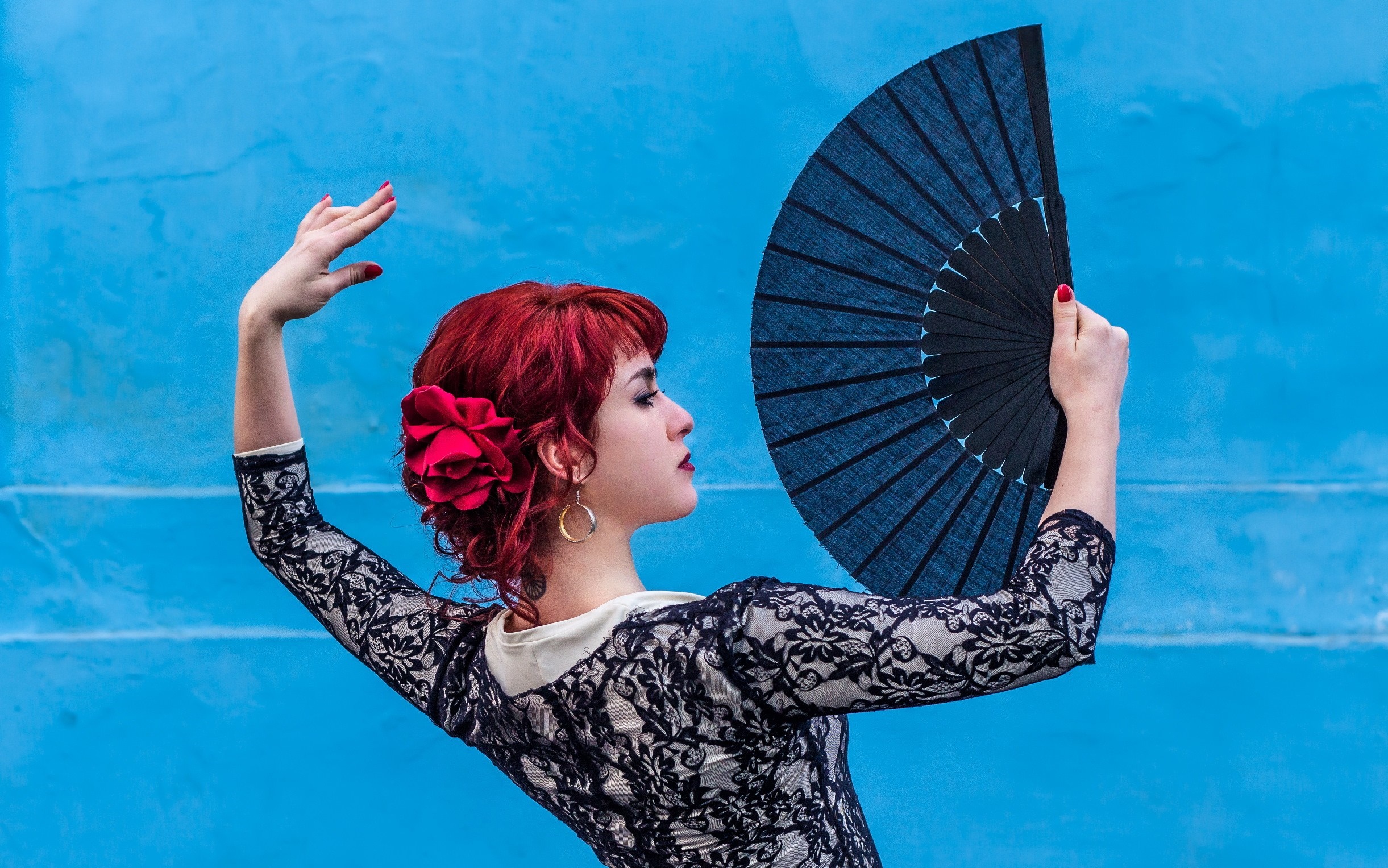 Woman with red hair holding a fan HD Wallpaper