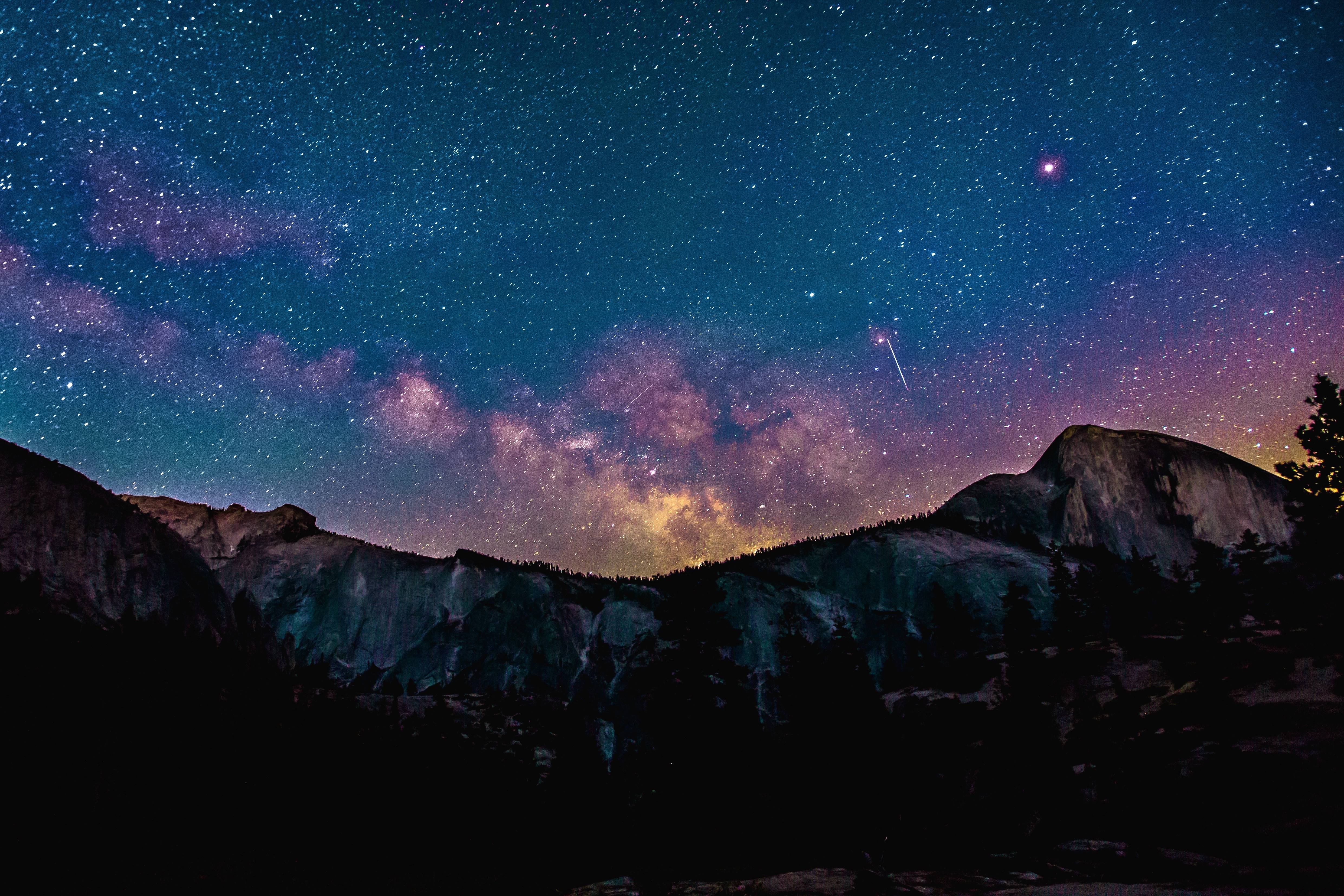 Milky Way over Yosemite Mountains at Night HD Wallpaper