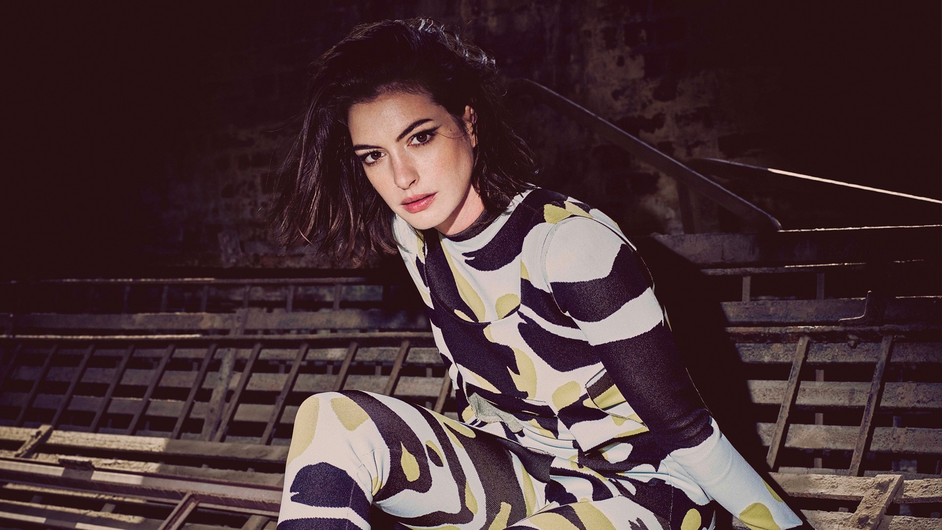 Anne Hathaway in patterned outfit HD Wallpaper