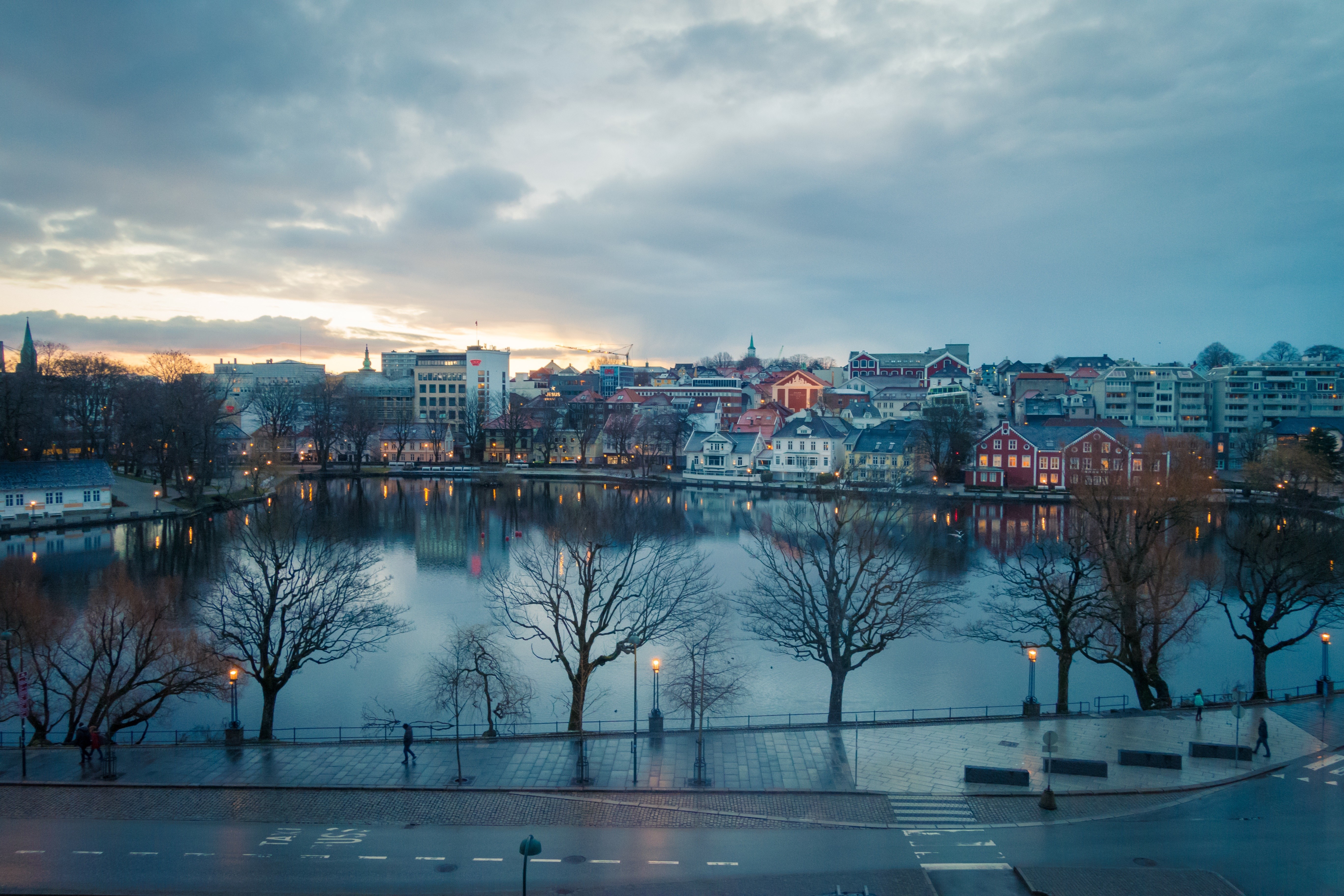 Cityscape with lake at sunset with reflections HD Wallpaper