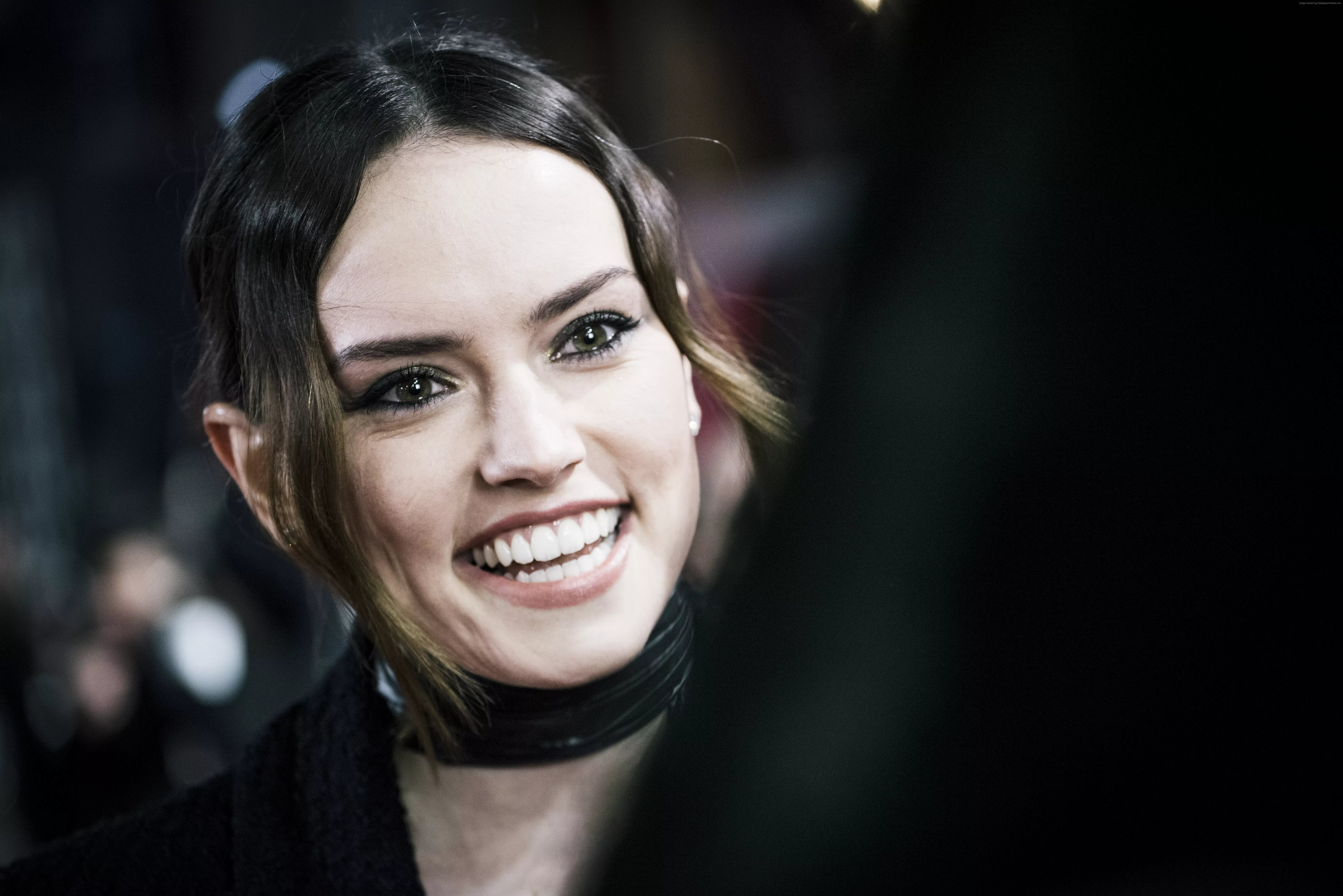 Daisy Ridley smiling HD Wallpaper