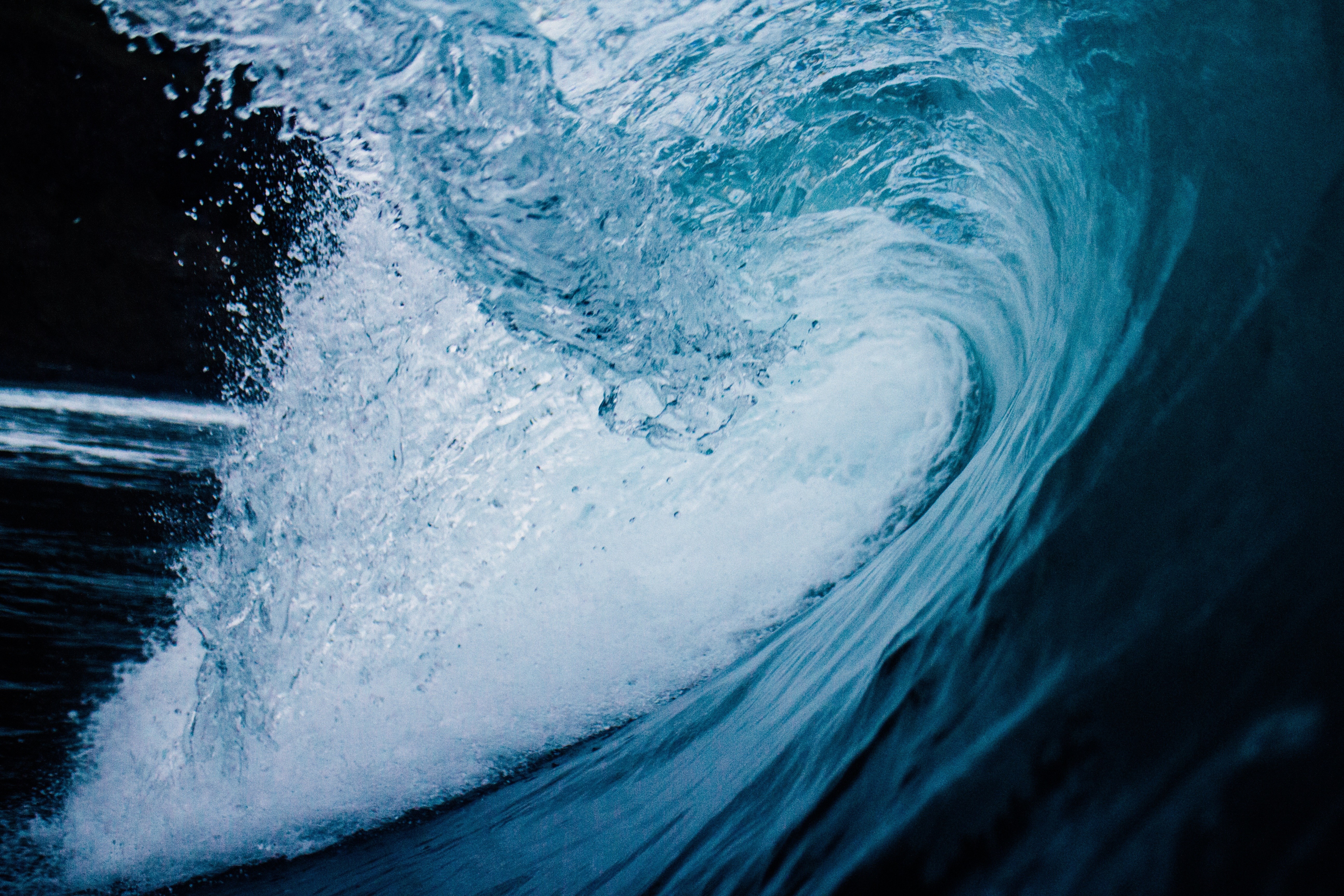 Close-up of a crashing ocean wave HD Wallpaper
