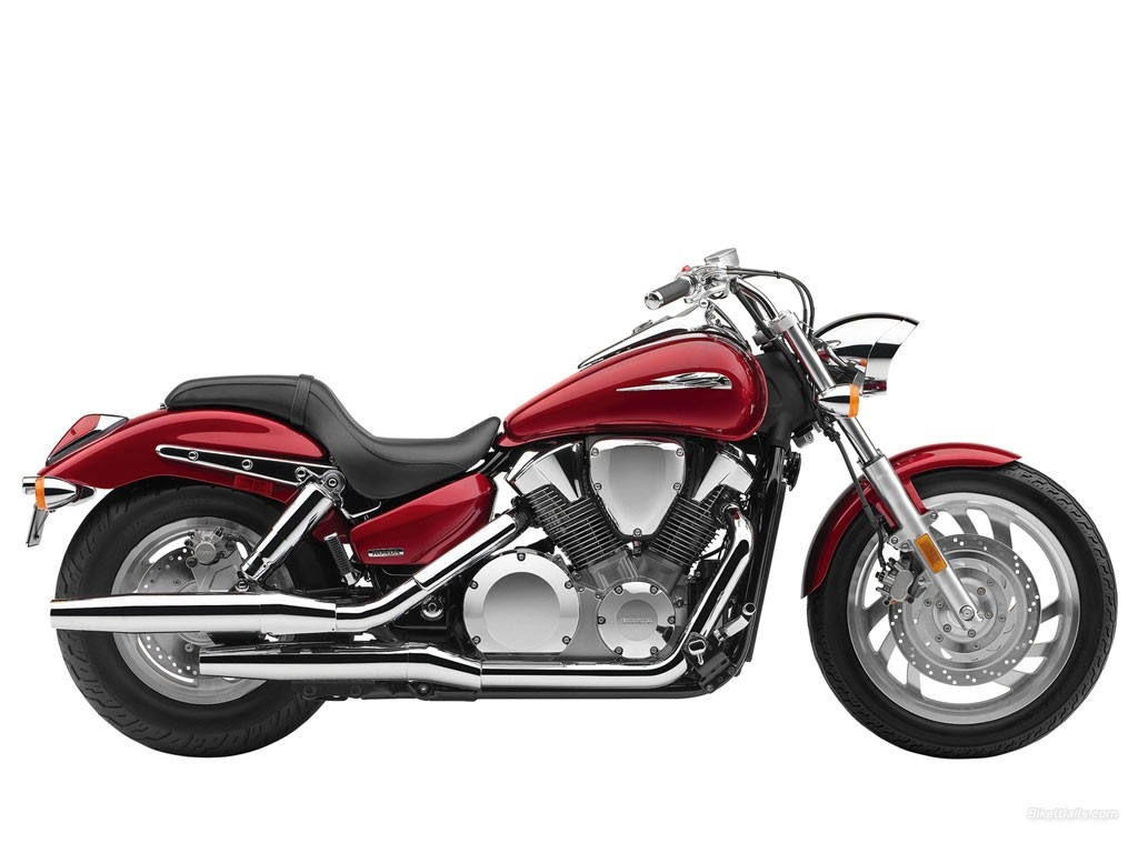 Red Honda VTX cruiser motorcycle HD Wallpaper