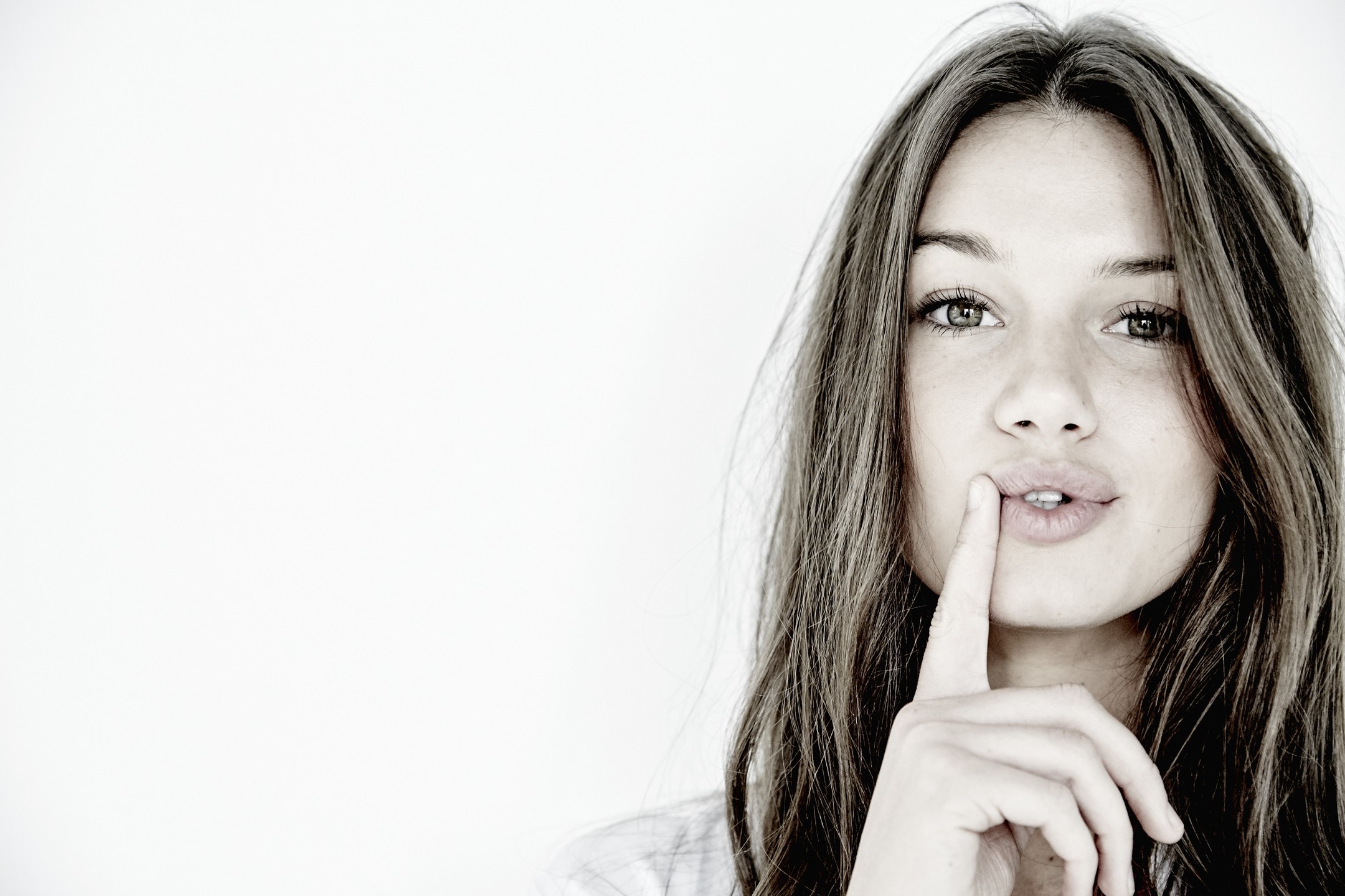 Woman with finger on lips HD Wallpaper