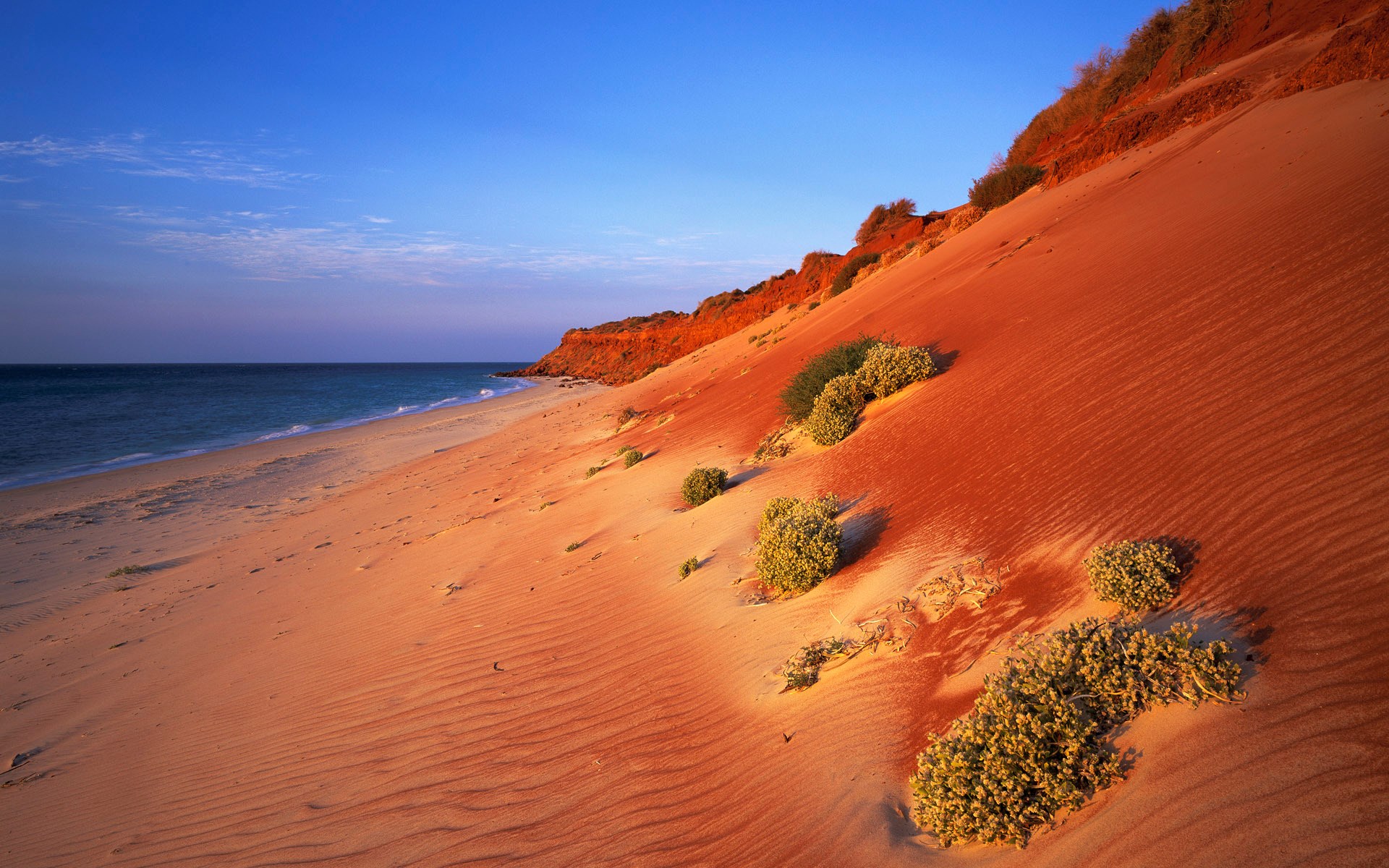 Red sand dunes and ocean at Cable Beach, Western Australia HD Wallpaper