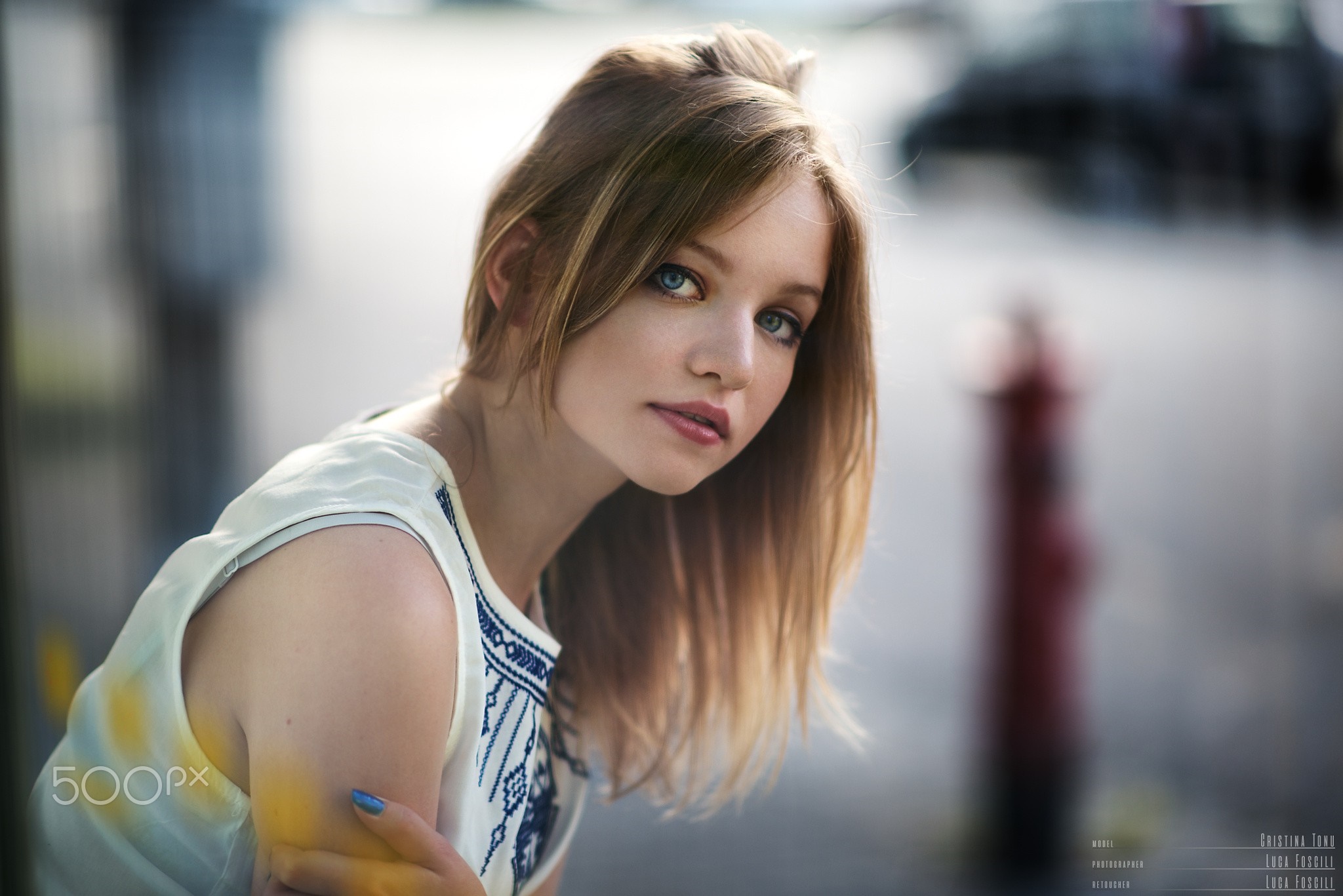 Woman with long blonde hair looking at viewer HD Wallpaper