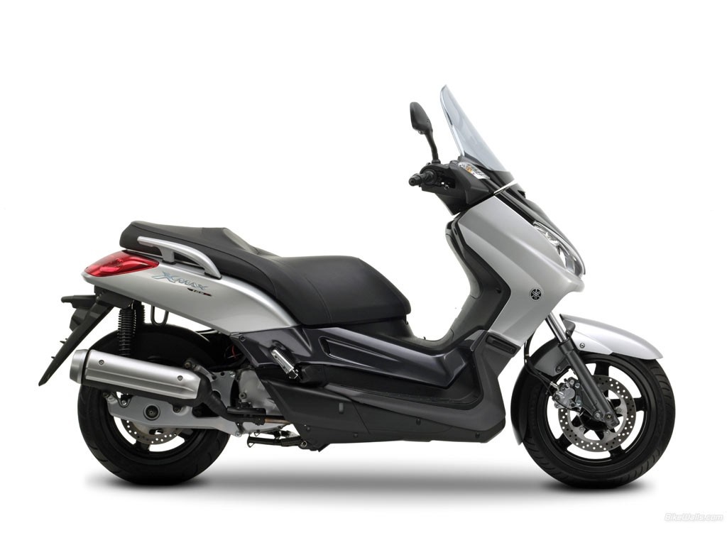 Silver Yamaha XMAX scooter with black seat and windshield HD Wallpaper