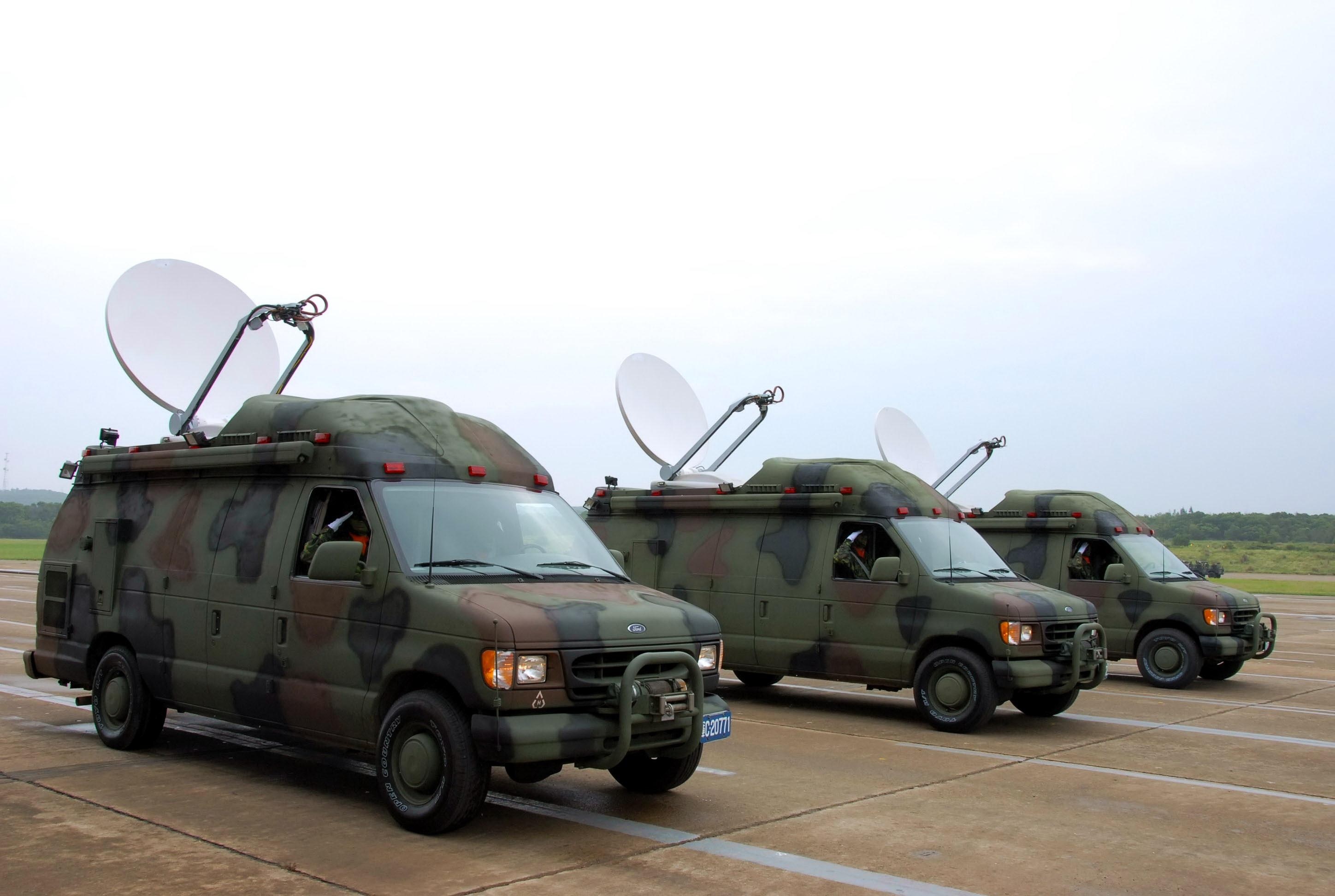 Military vans with satellite dishes in camouflage HD Wallpaper