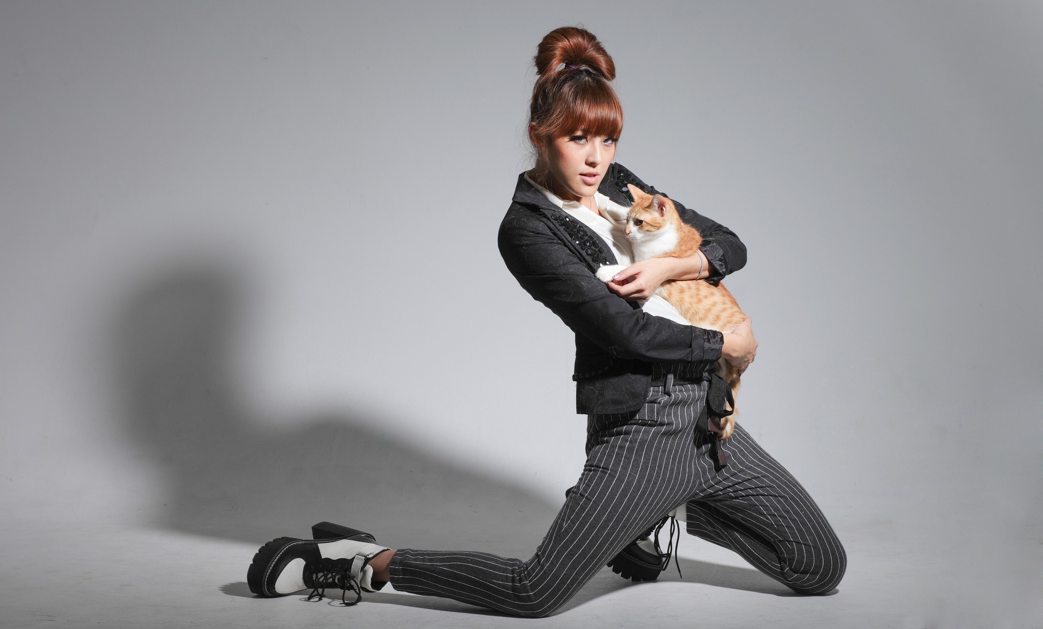 Woman in fashion posing with a cat HD Wallpaper