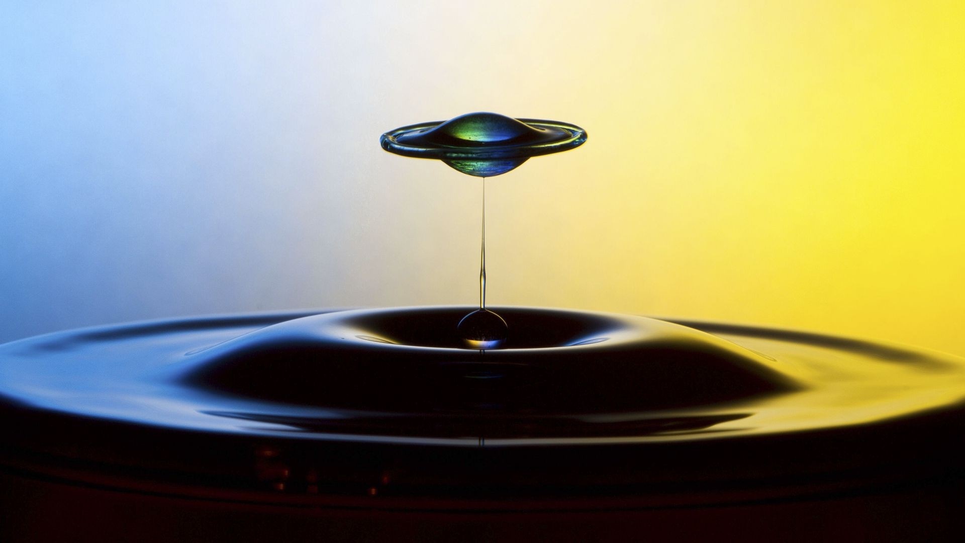 Water drop forming a Saturn-like shape HD Wallpaper