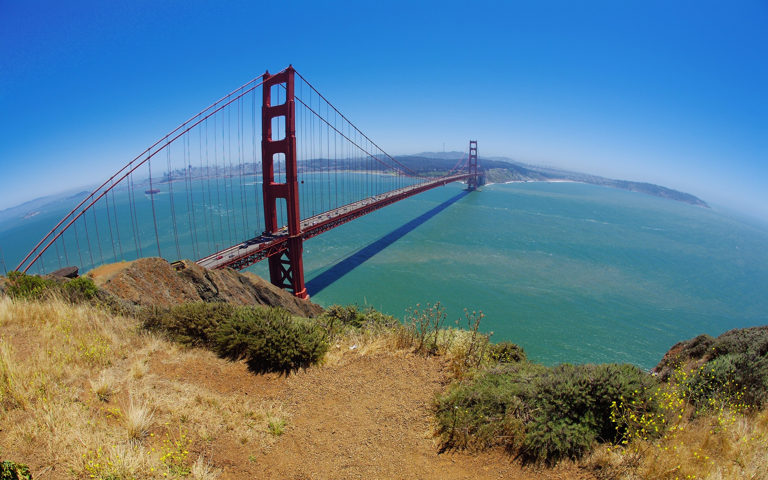 Golden Gate Bridge over the ocean in San Francisco HD Wallpaper