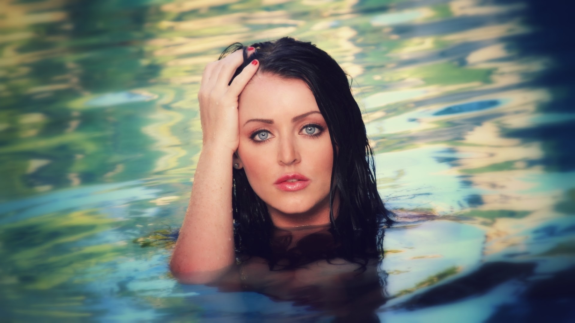 Portrait of Woman with Blue Eyes in Water HD Wallpaper