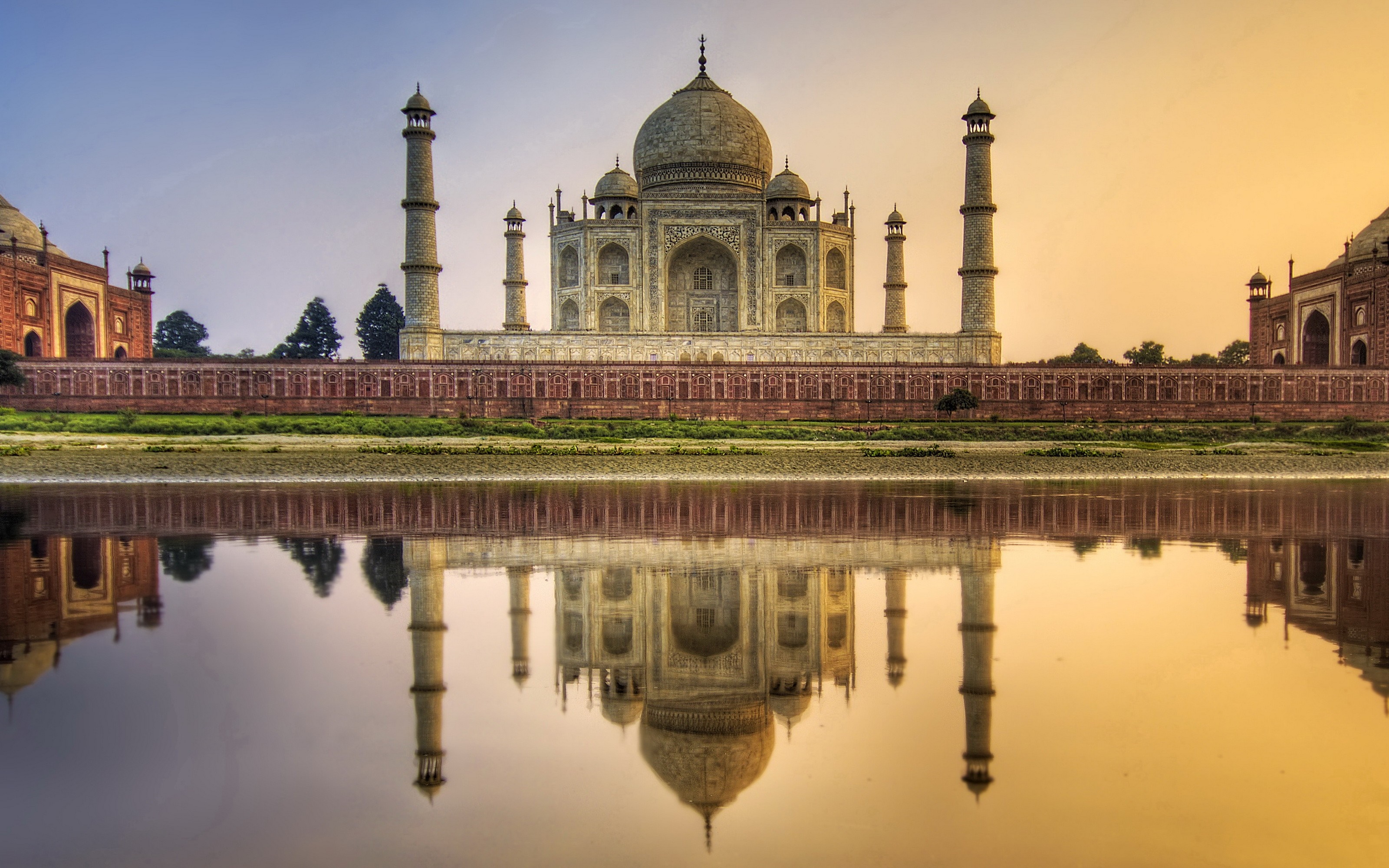 Taj Mahal reflected in the Yamuna River at sunrise HD Wallpaper