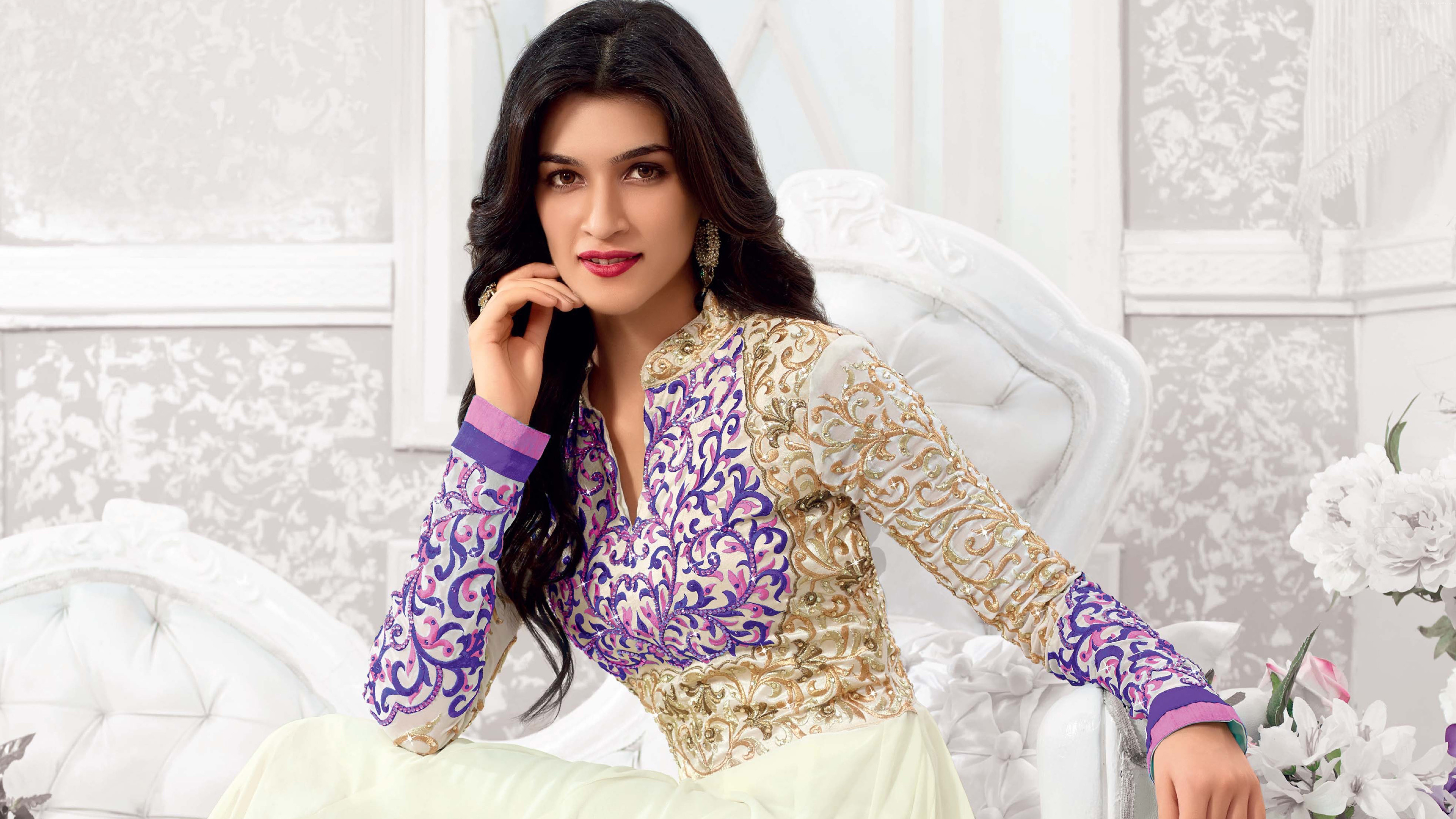 Kriti Sanon in Bollywood fashion HD Wallpaper