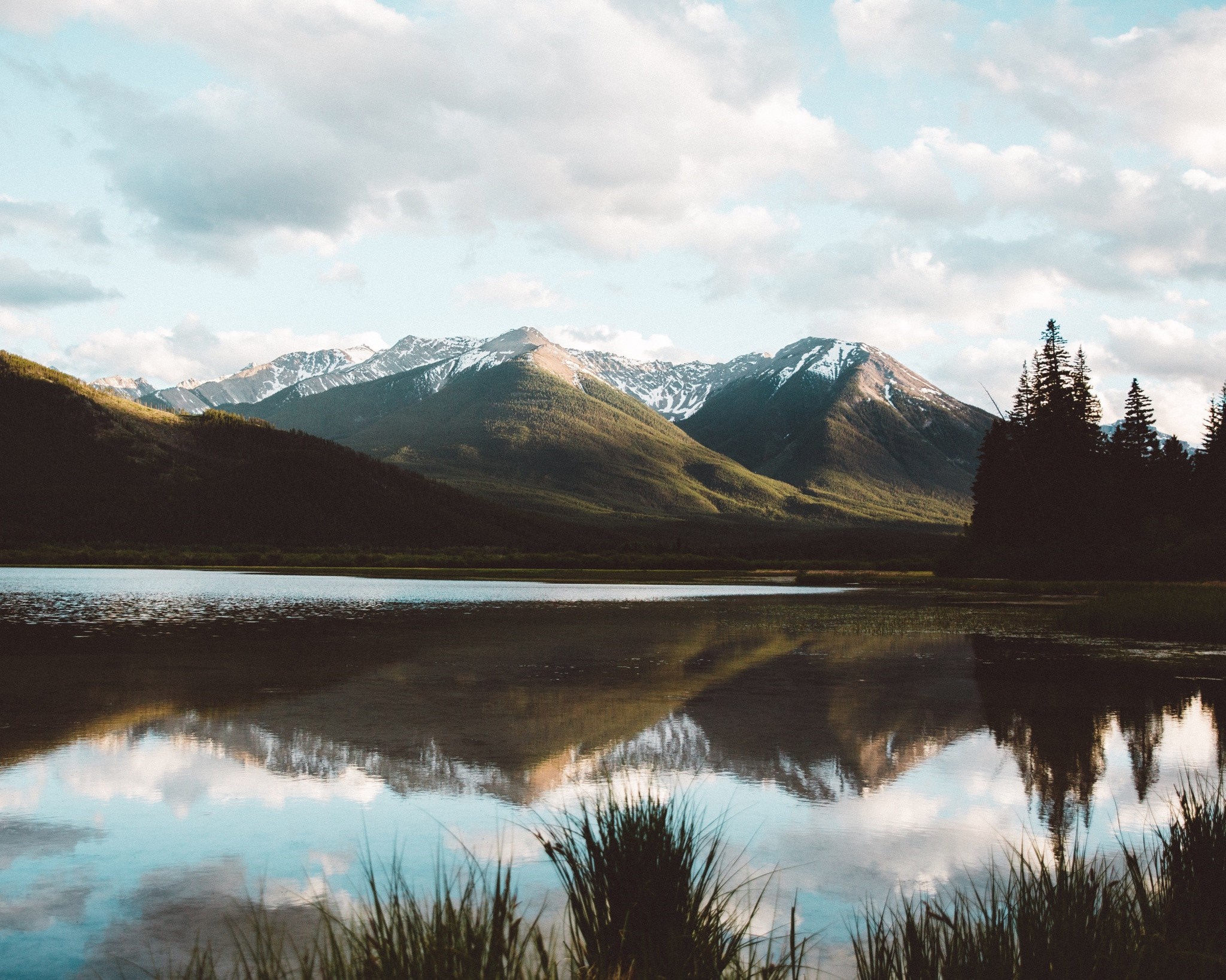 Mountain range reflected in a lake at sunrise HD Wallpaper