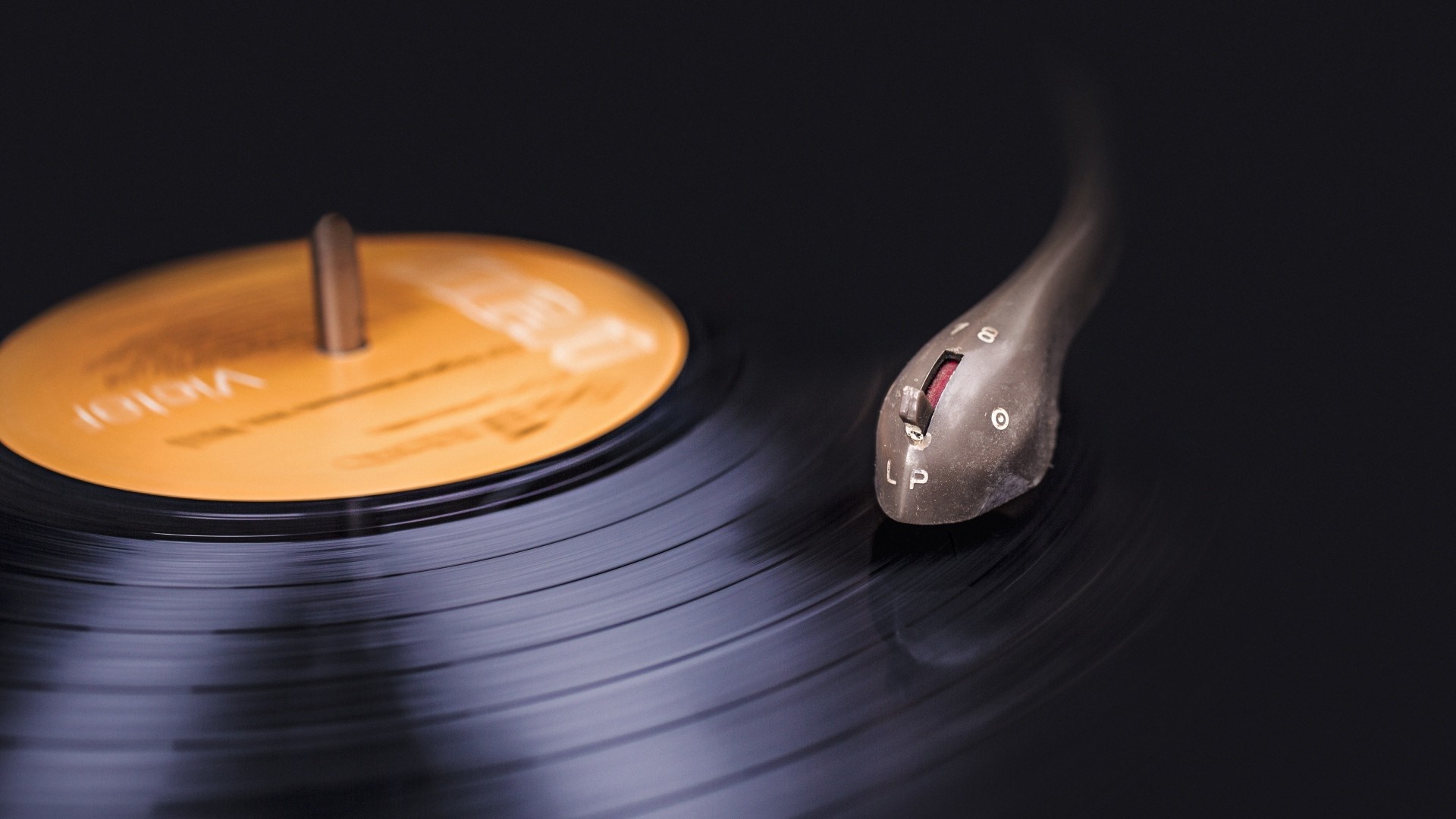 Close-up of a vinyl record on a turntable HD Wallpaper