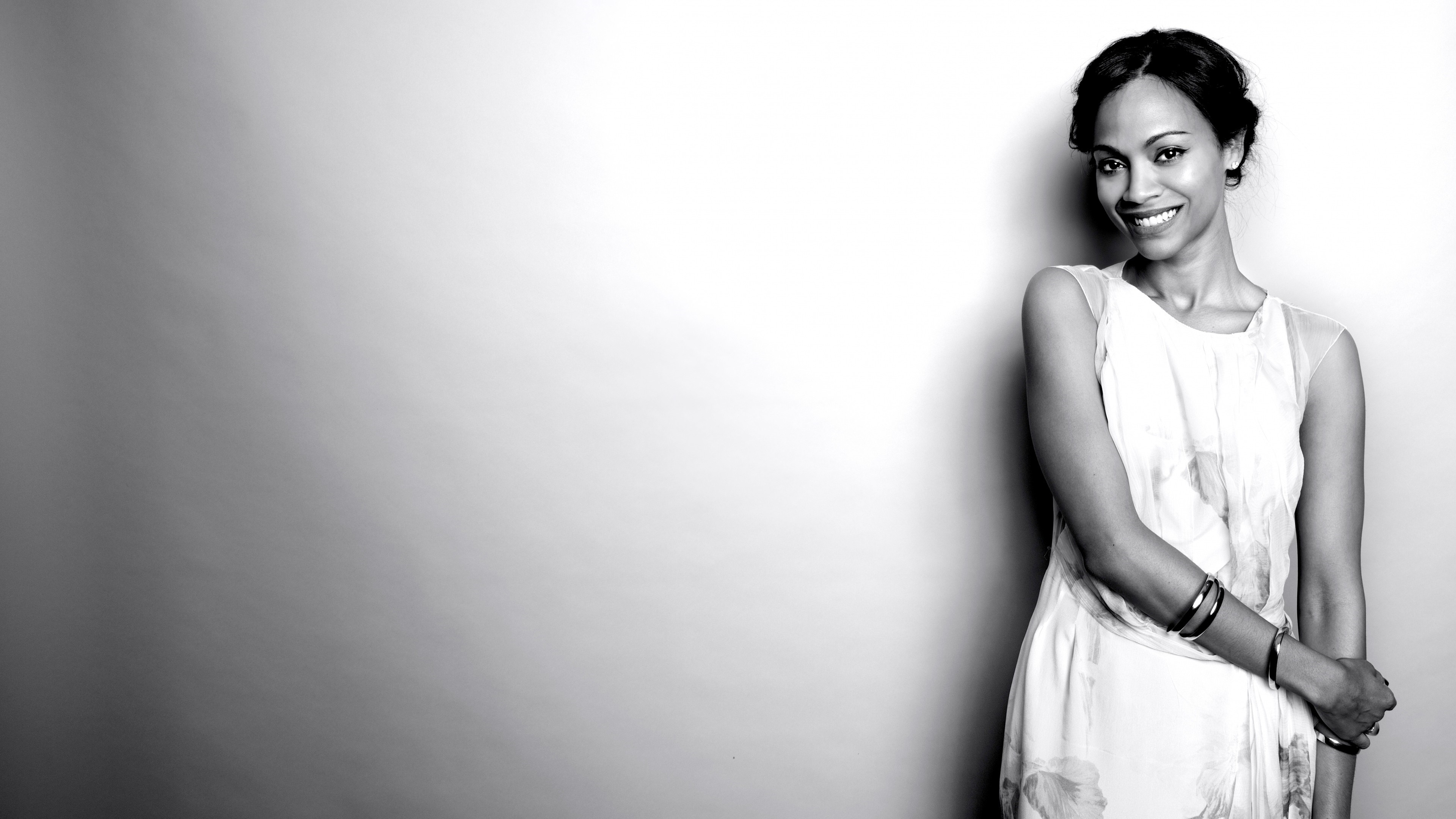 Zoe Saldana in a white dress HD Wallpaper