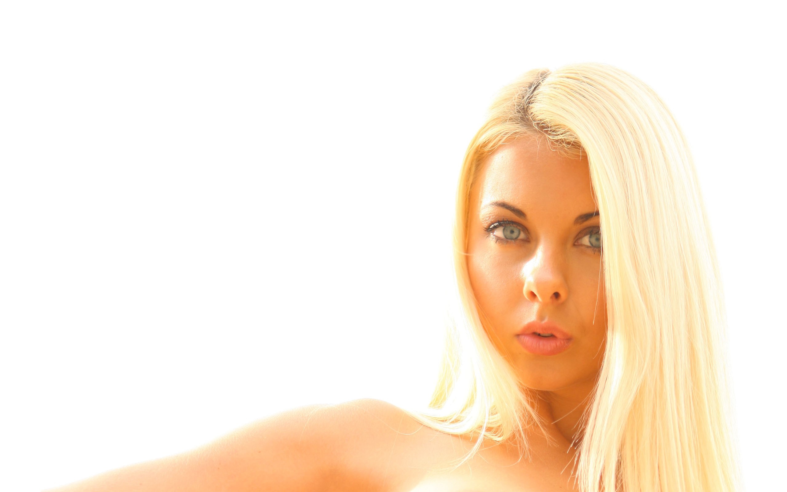 Woman with long blonde hair and blue eyes HD Wallpaper
