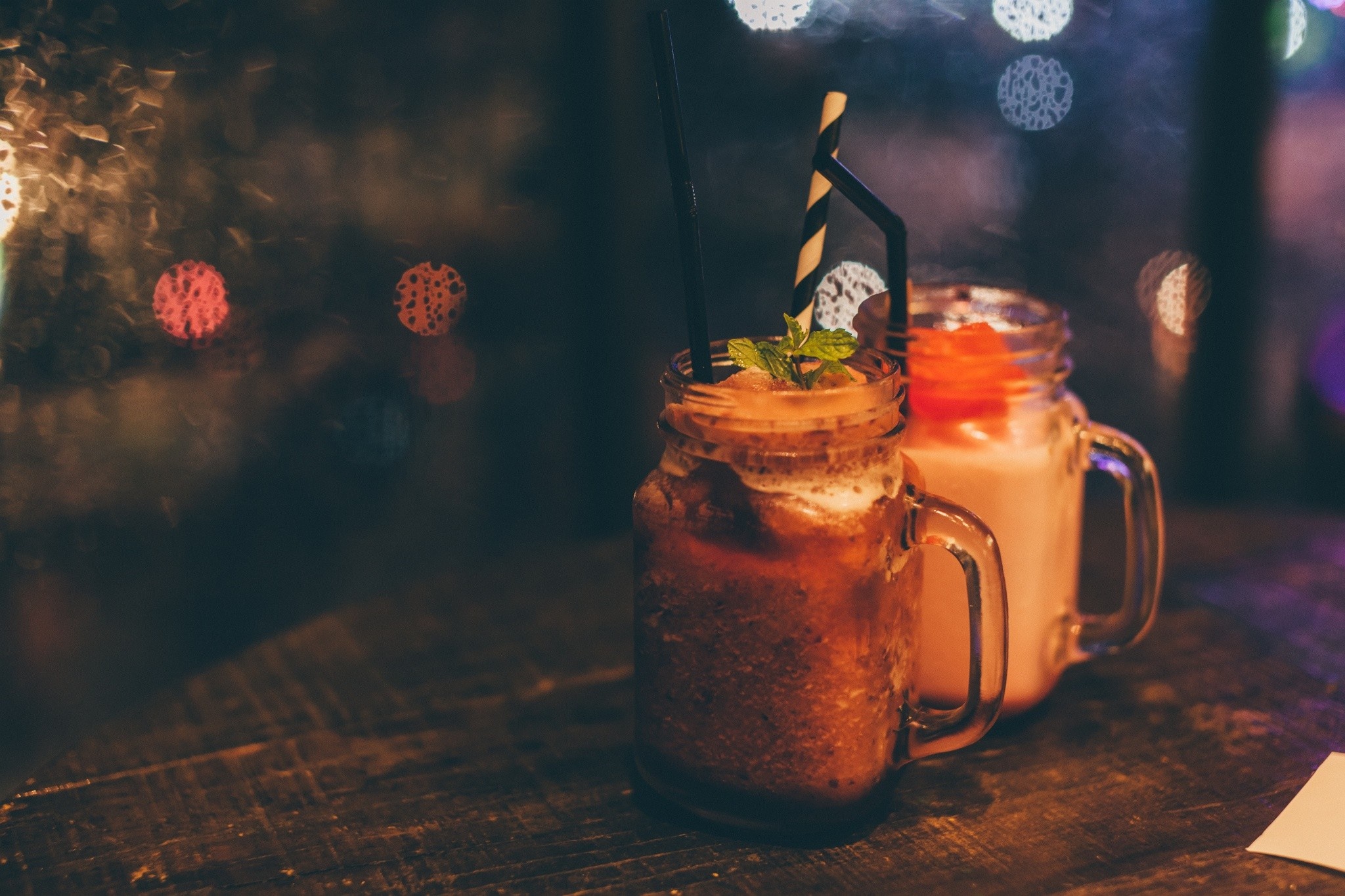 Two mason jar drinks with straws and mint HD Wallpaper