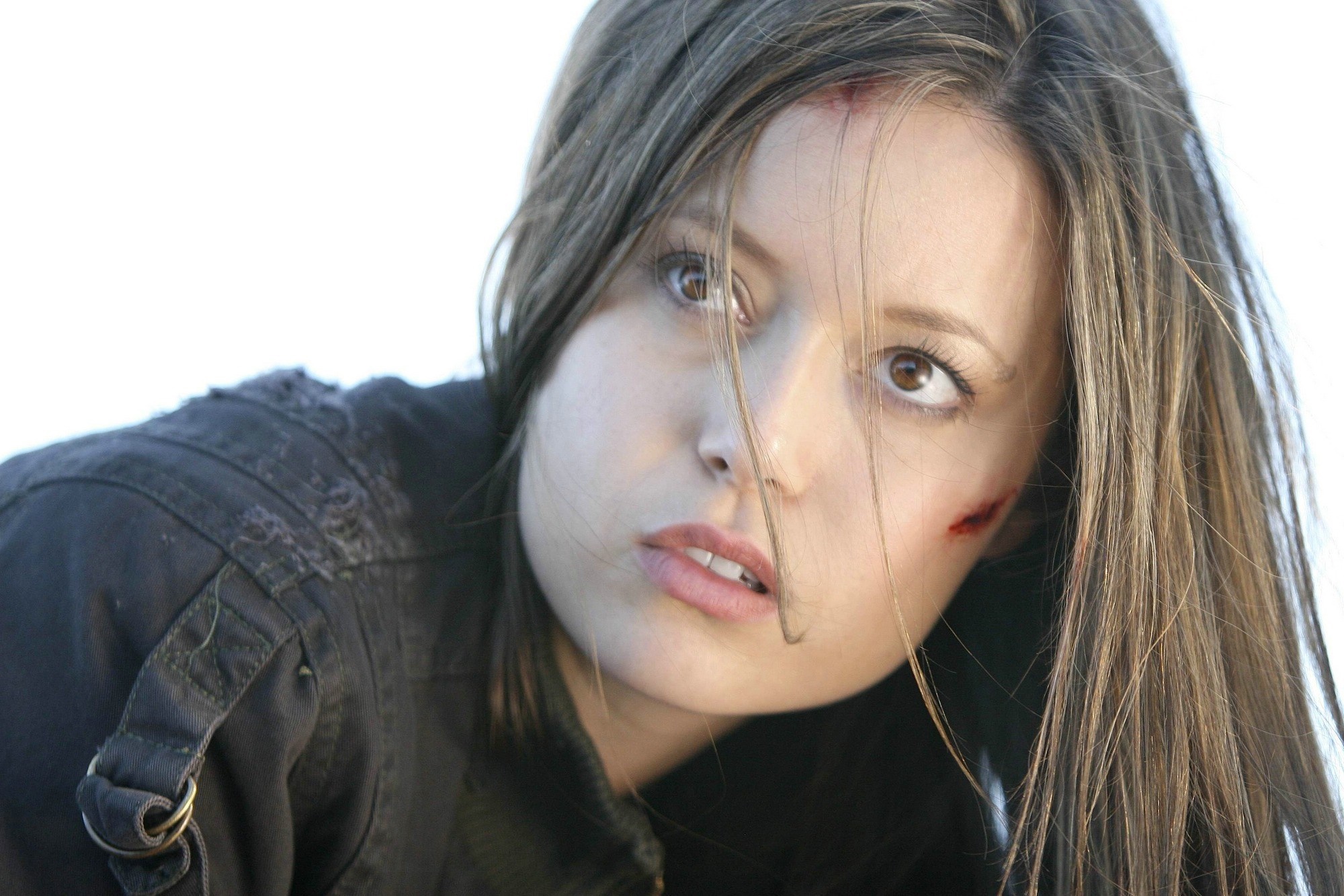 Summer Glau portrait with injuries HD Wallpaper